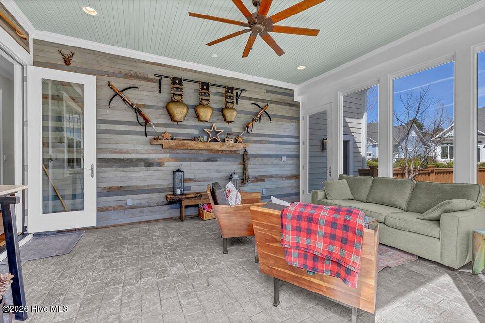 100561379 | Photo 49