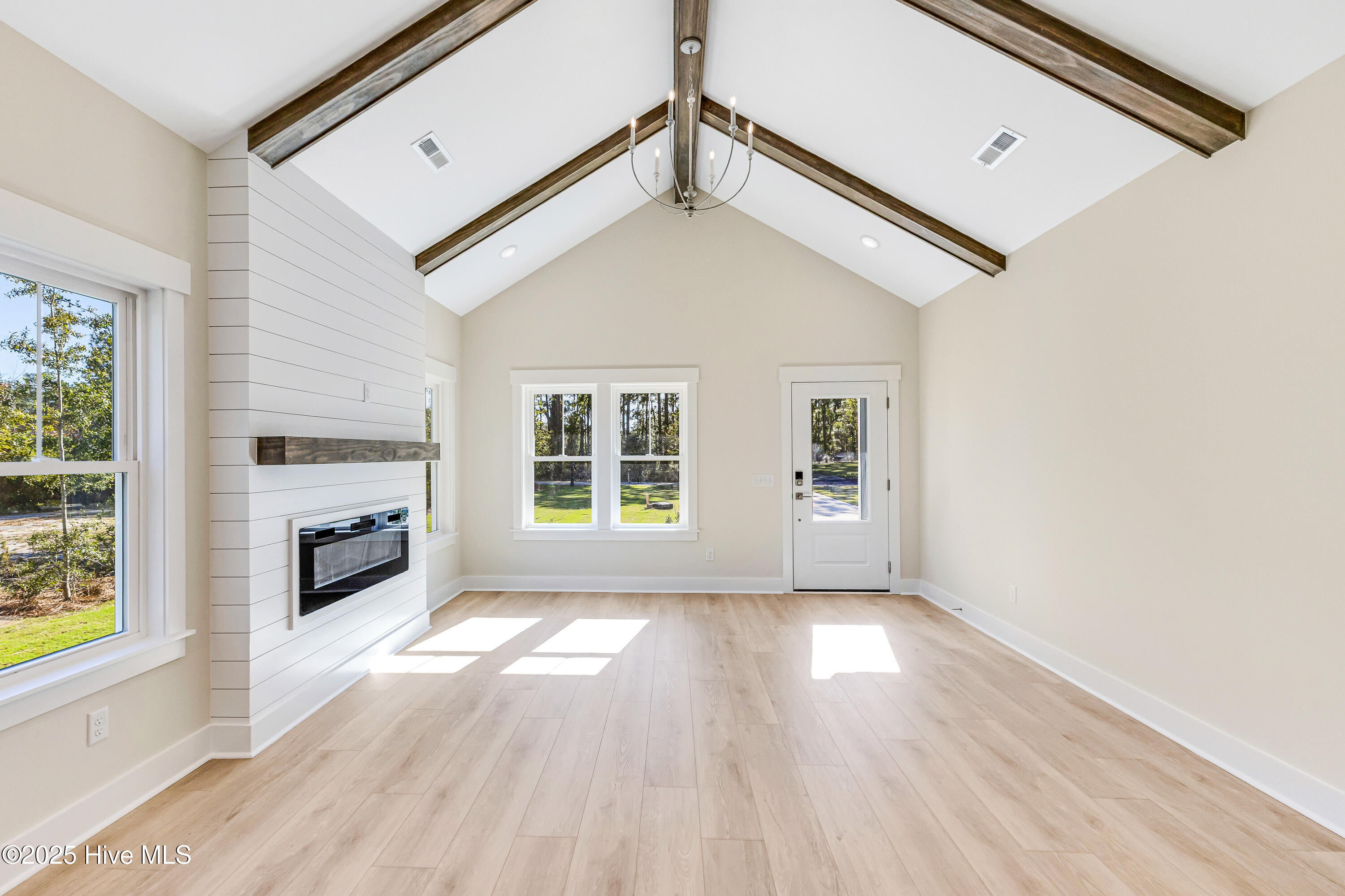 100533071 | Photo 13