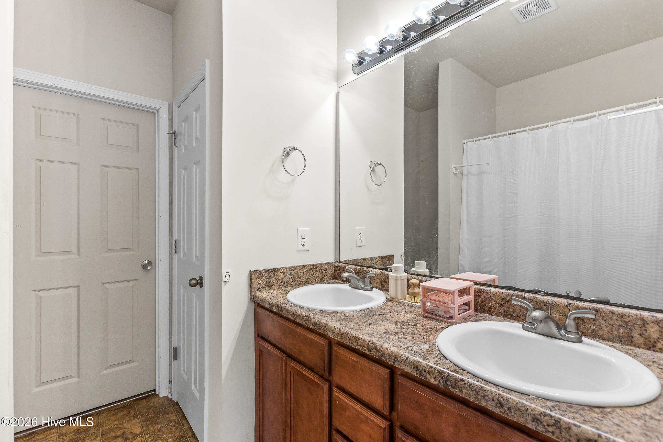 100561712 | Photo 16