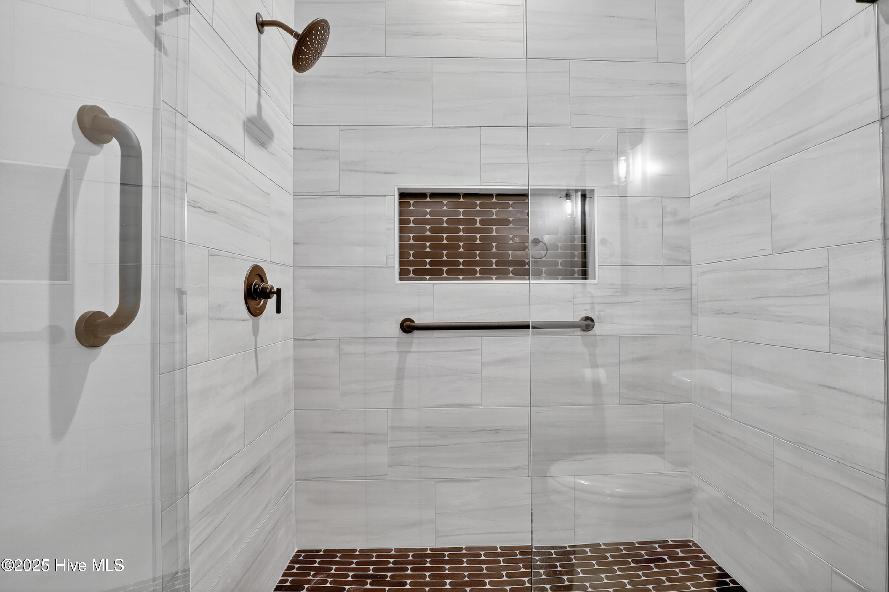 100546984 | Photo 30