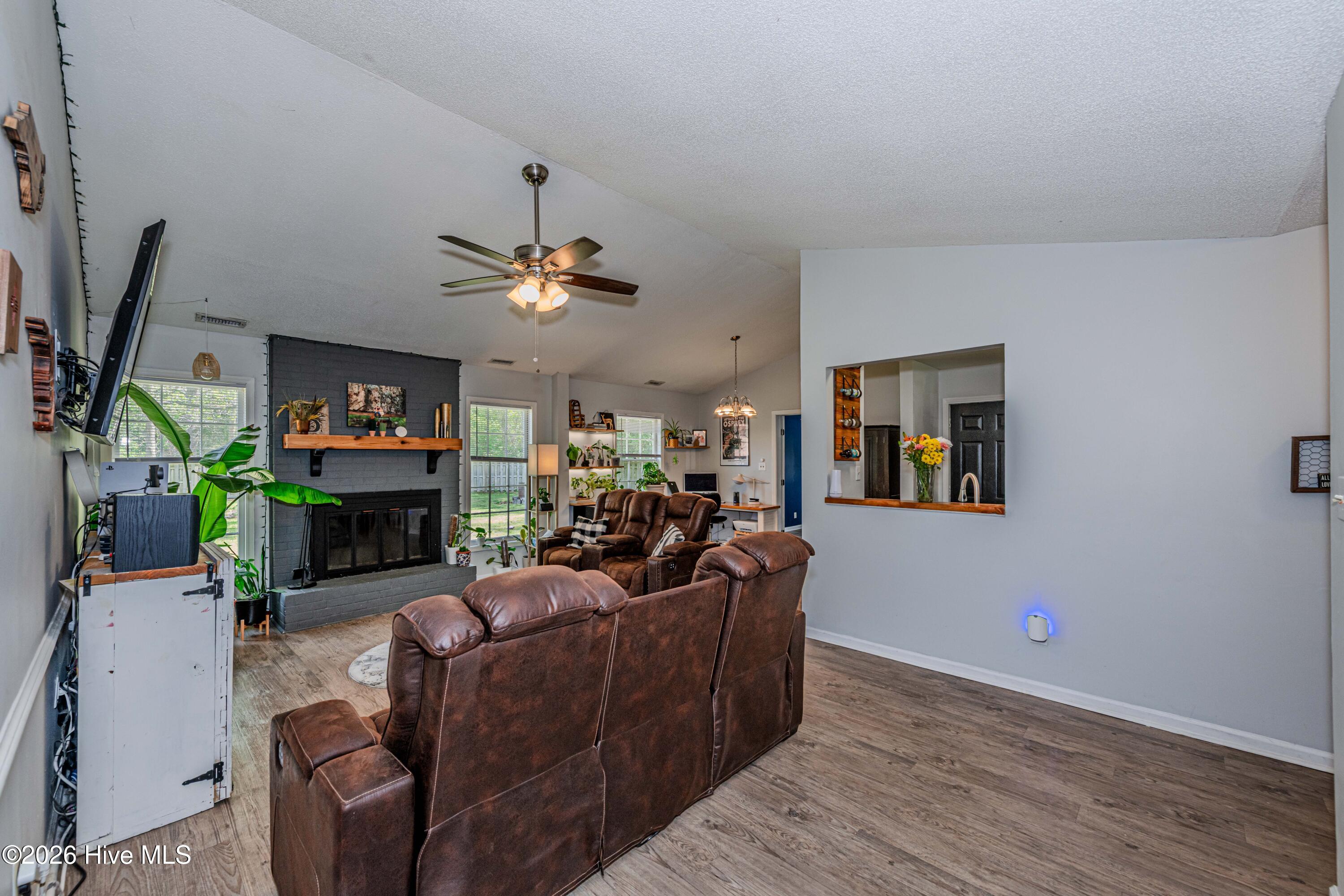 100569074 | Photo 10