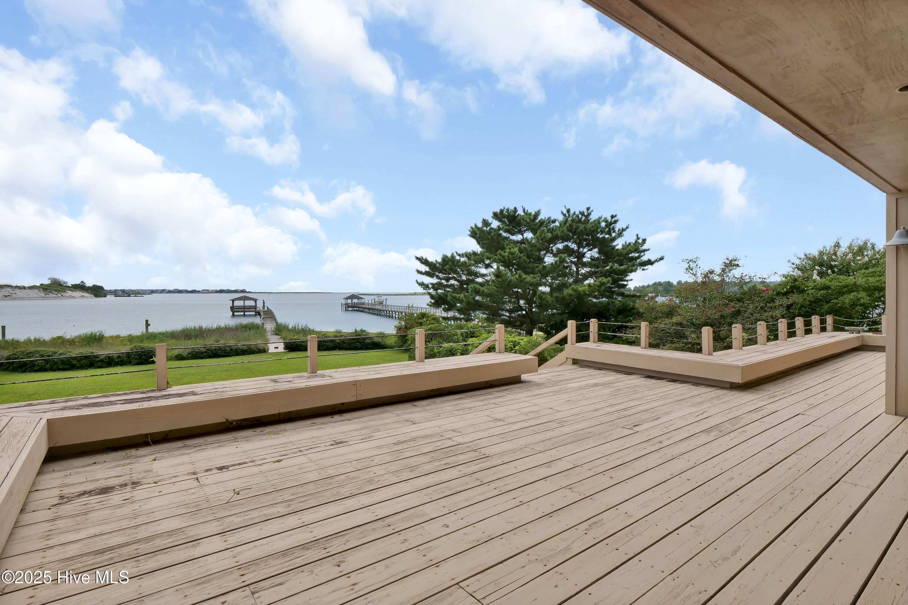 100527389 | Photo 44