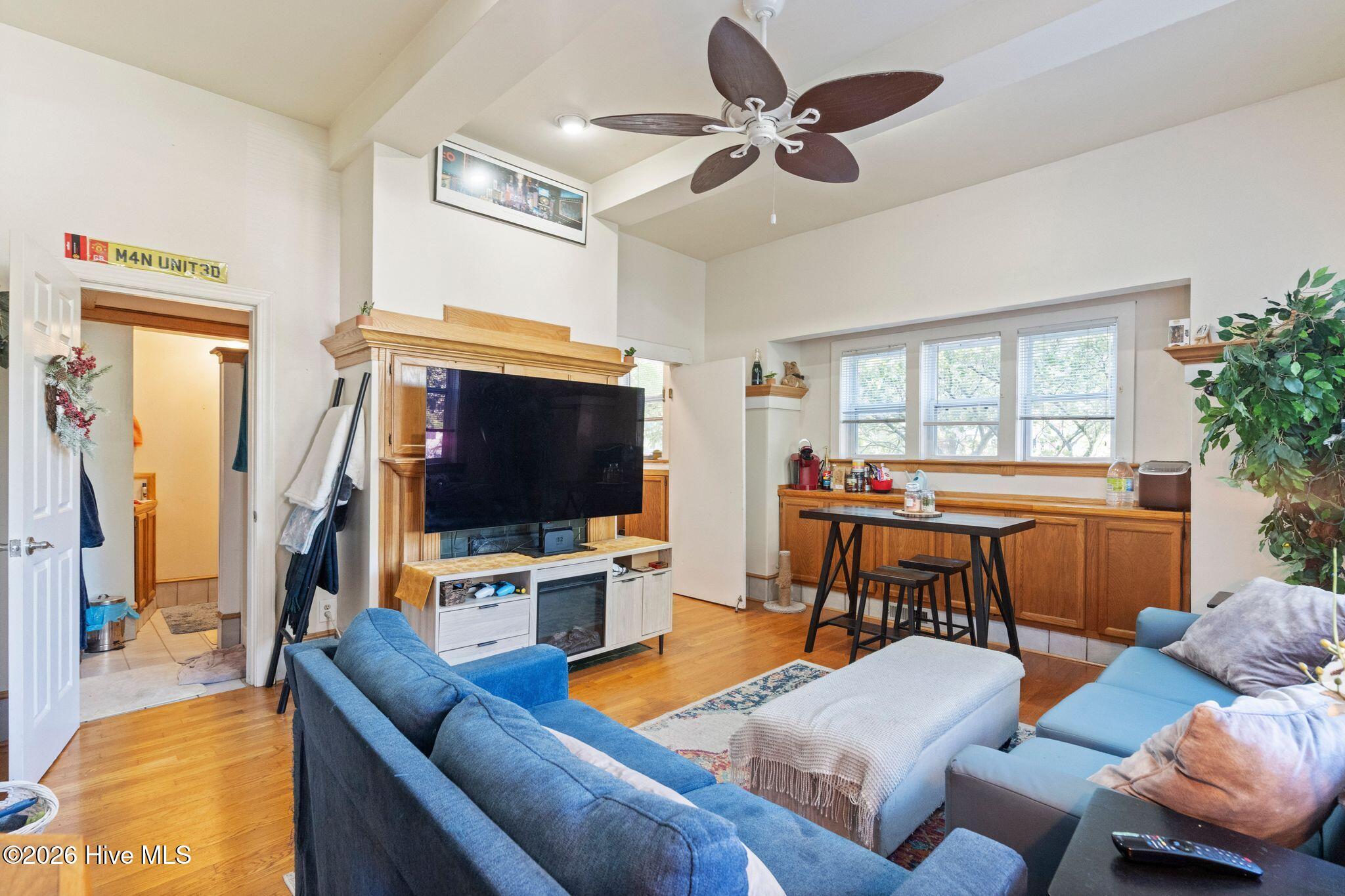 100570327 | Photo 15