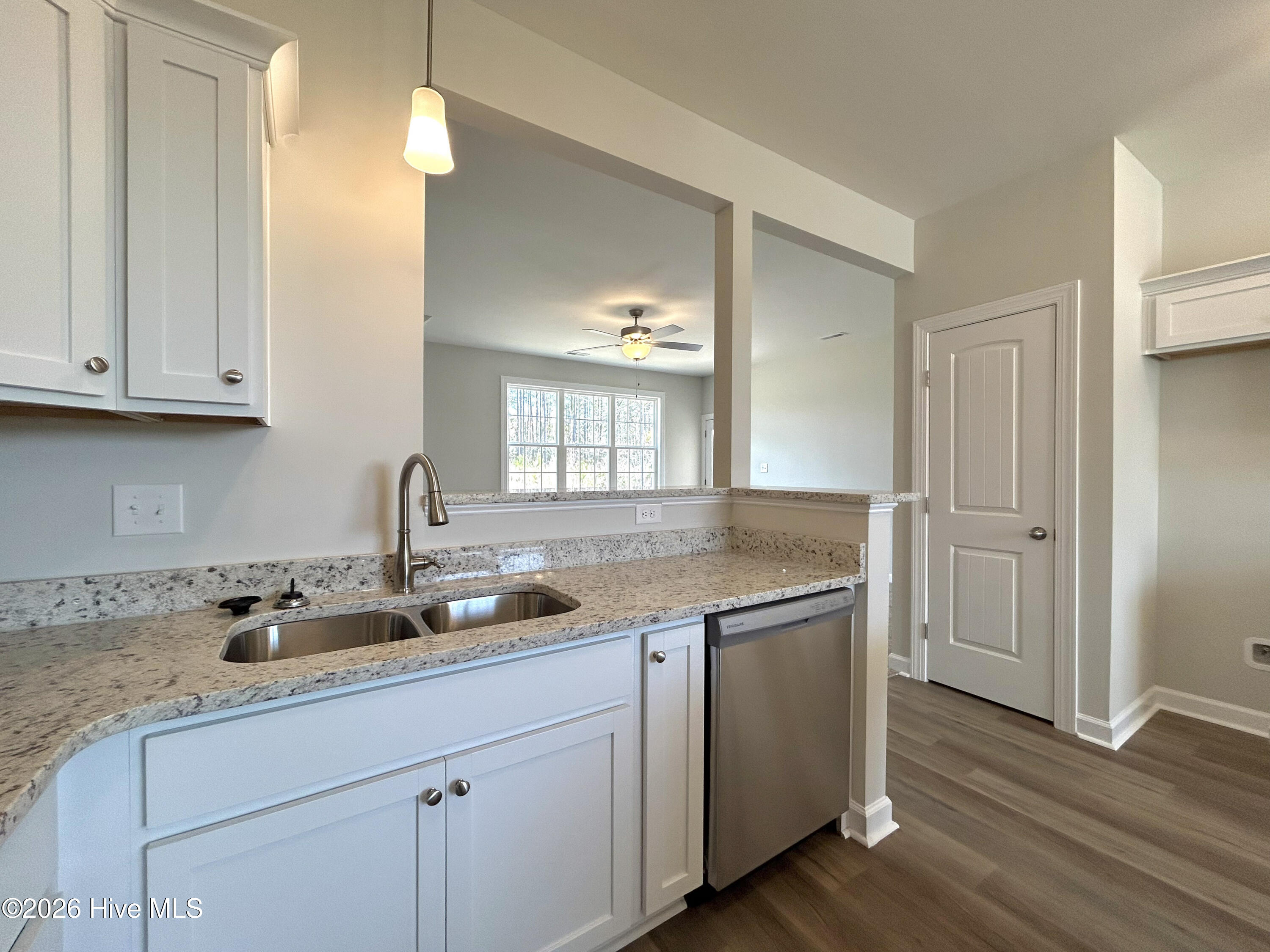 100560362 | Photo 28