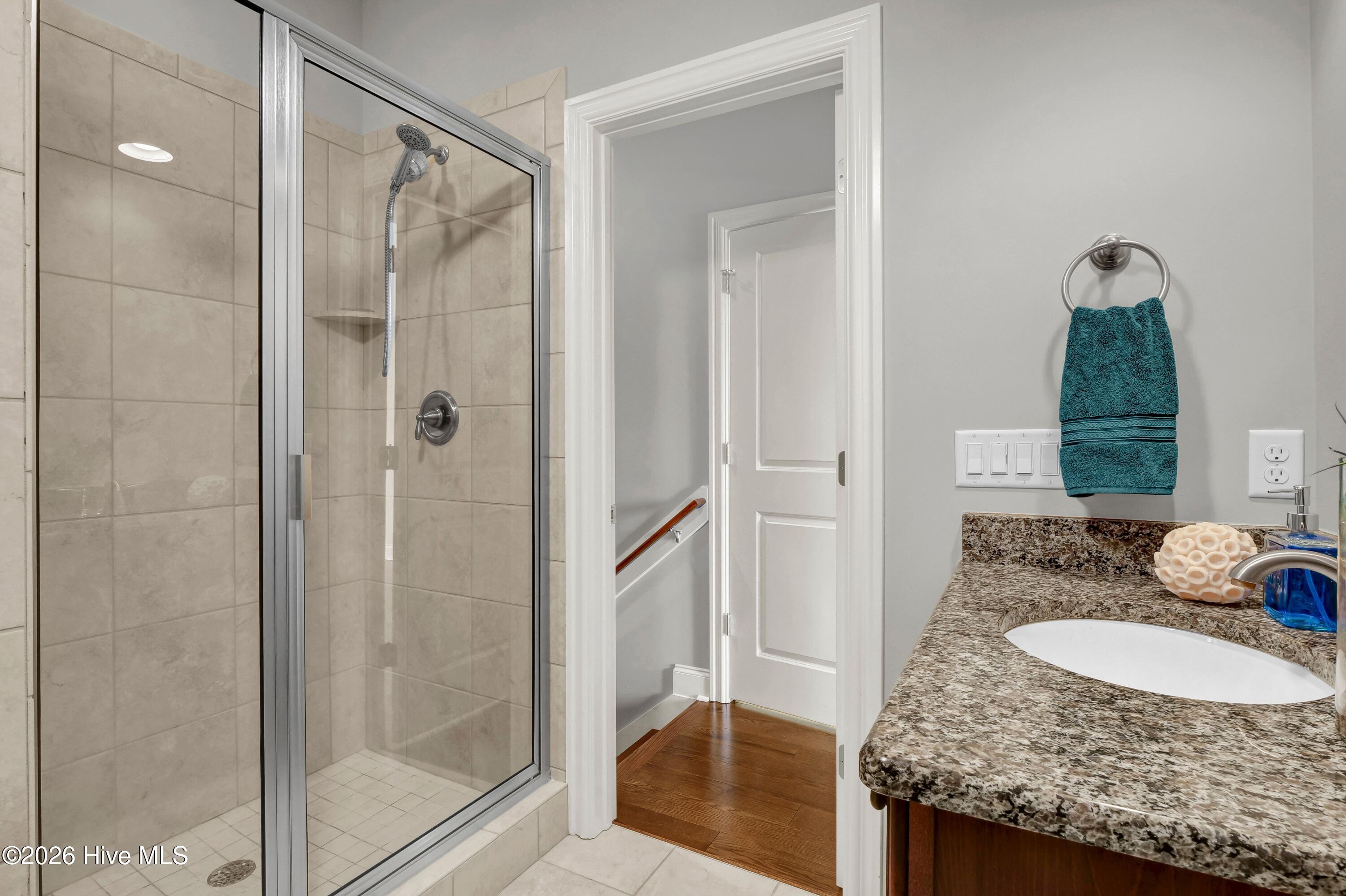 100560728 | Photo 25