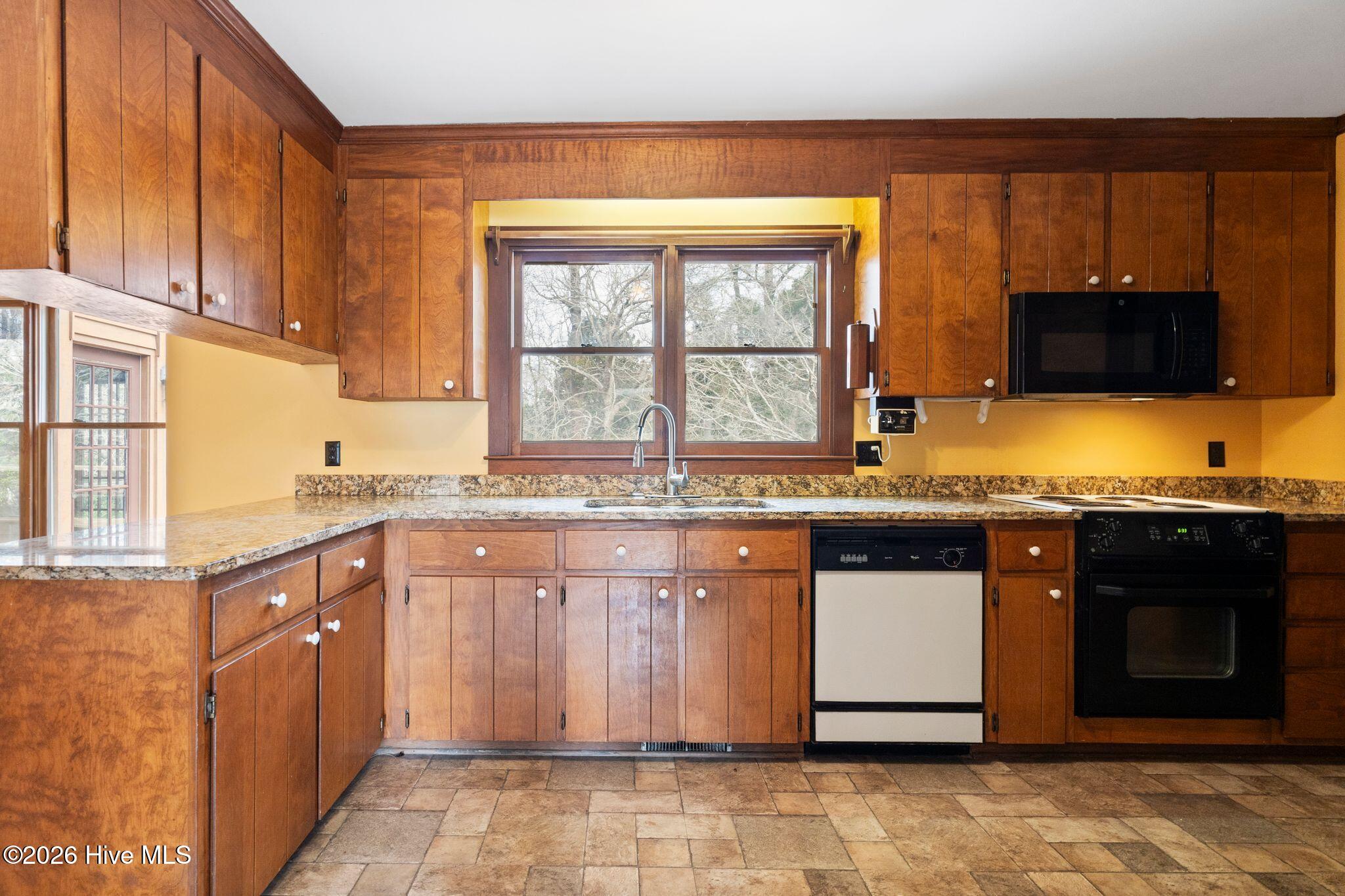 100555910 | Photo 25