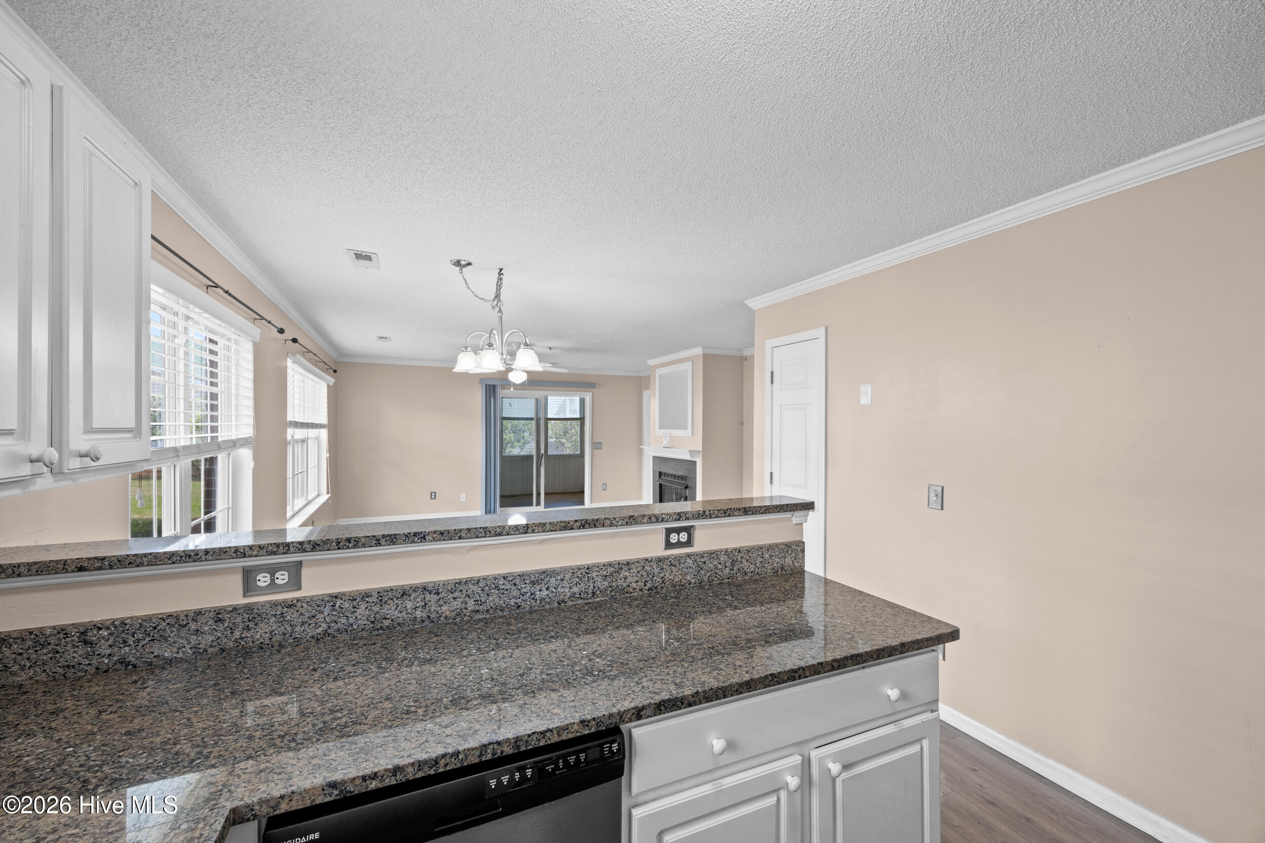 100564303 | Photo 22