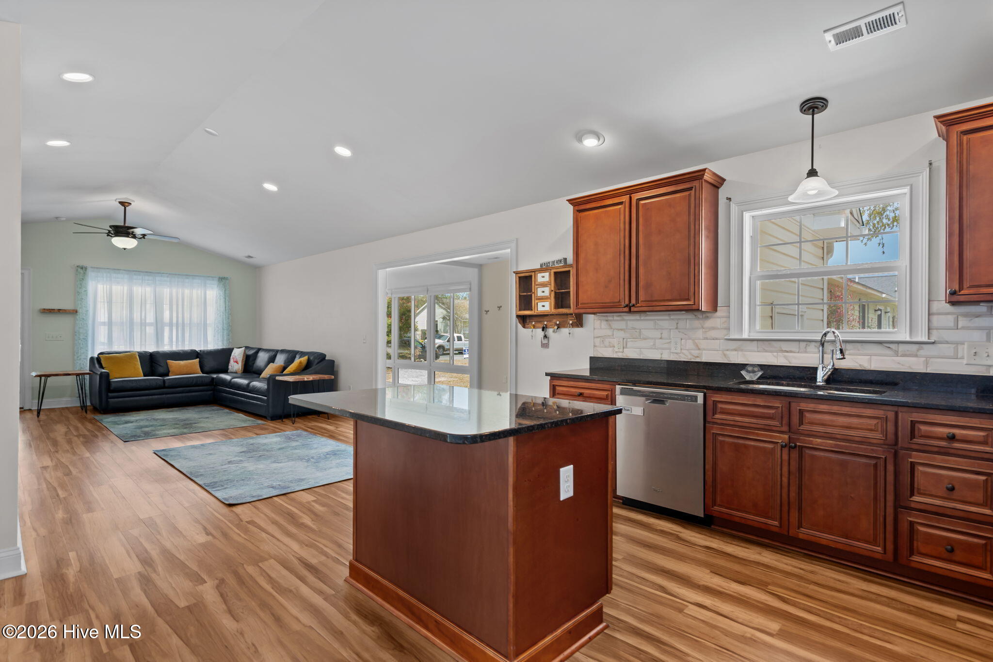 100566759 | Photo 15