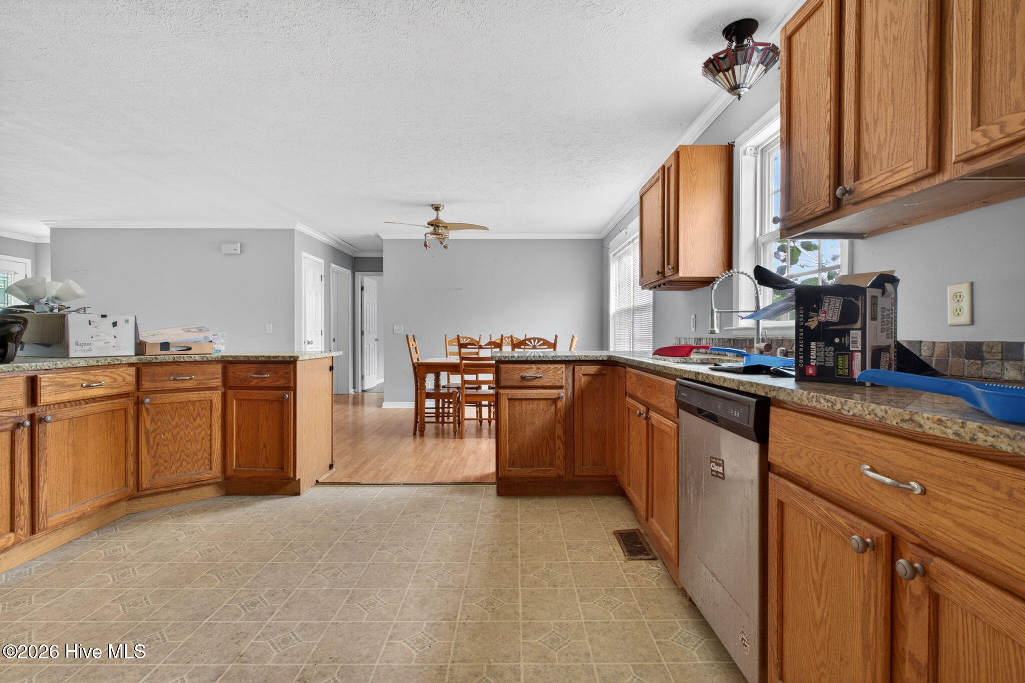 100570650 | Photo 19