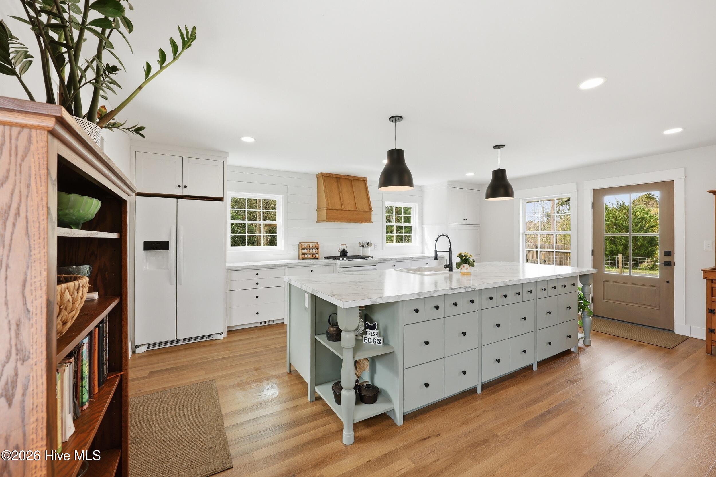 100562935 | Photo 16