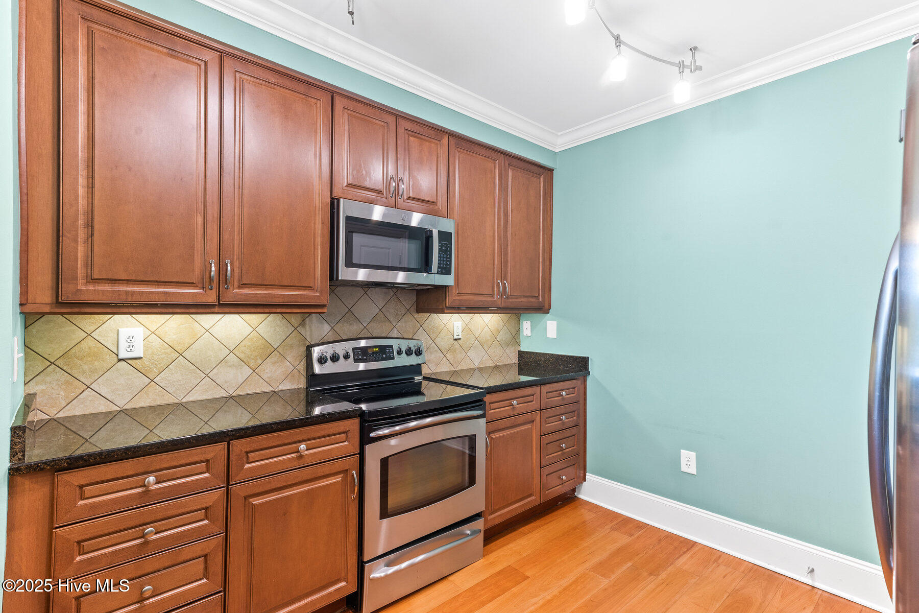 100518149 | Photo 11