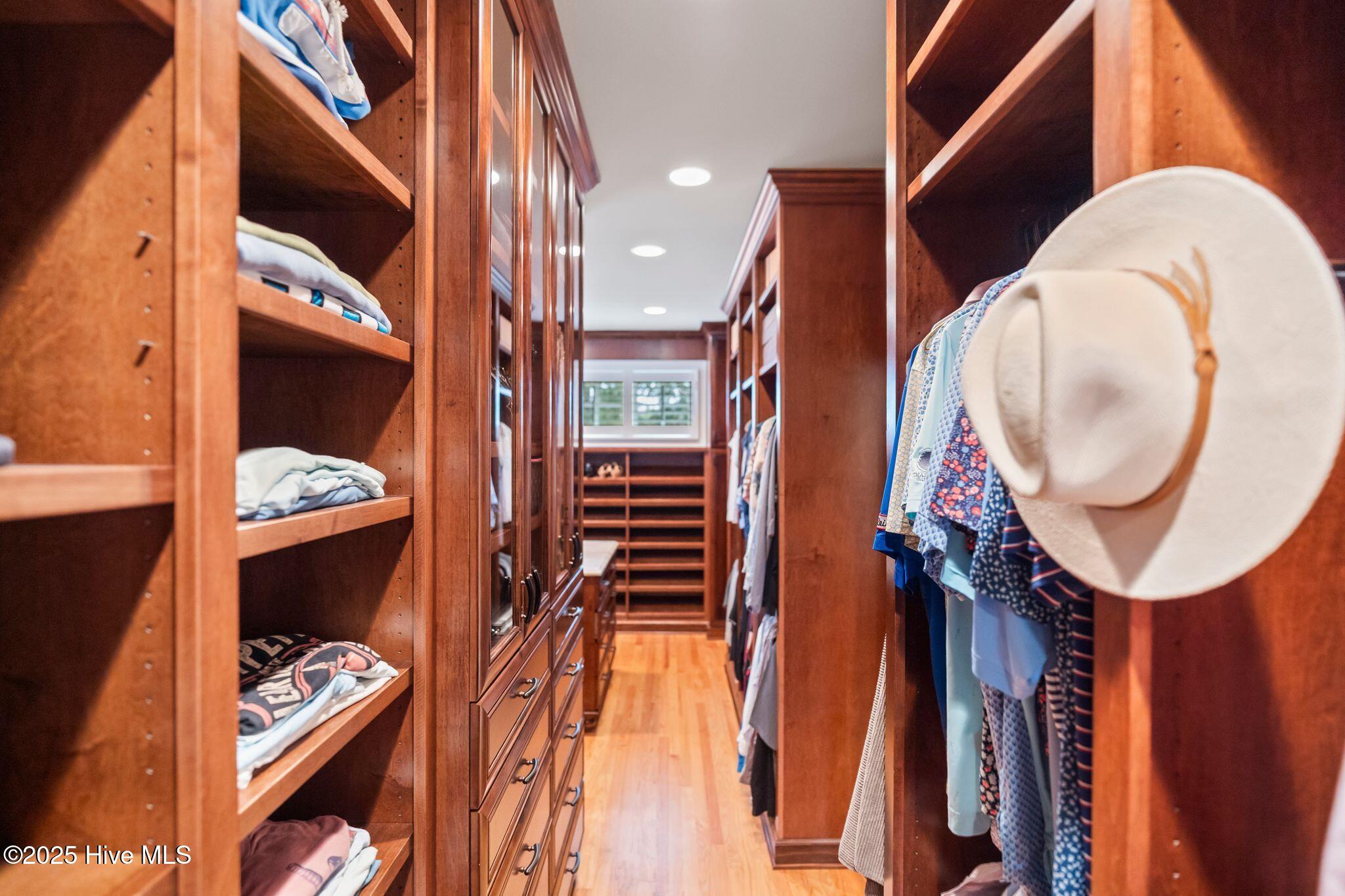 100530857 | Photo 33