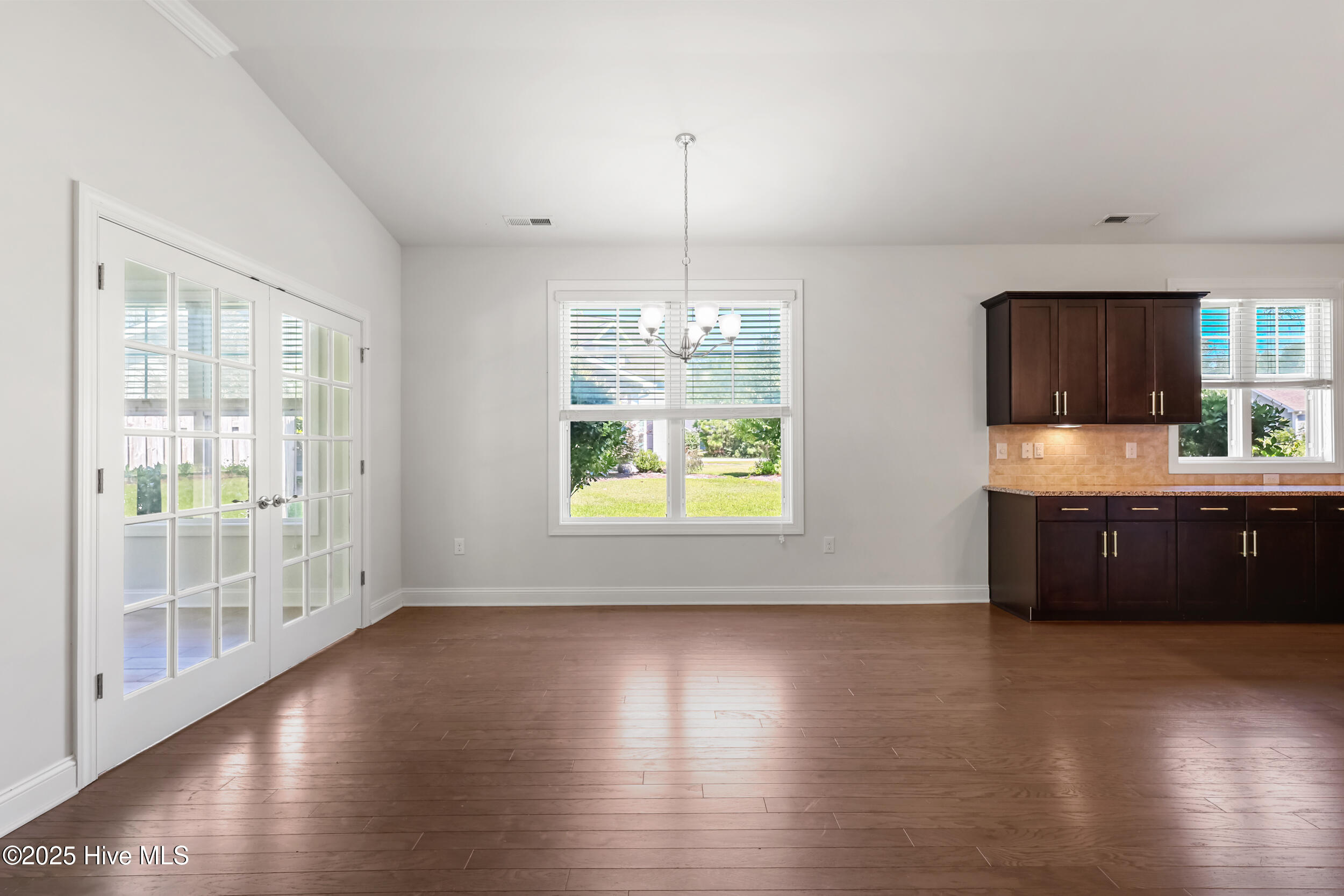 100529345 | Photo 15