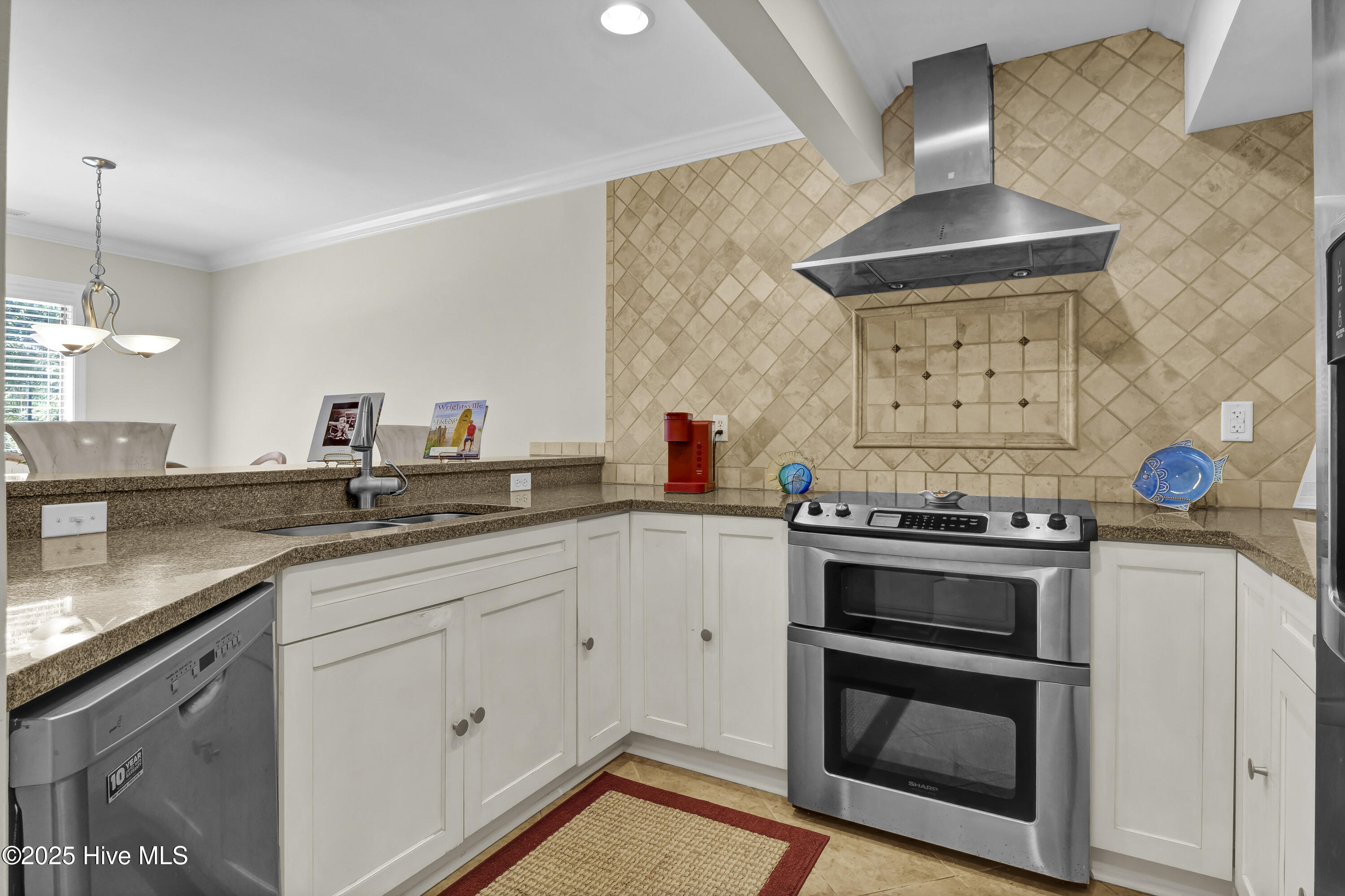 100532571 | Photo 16