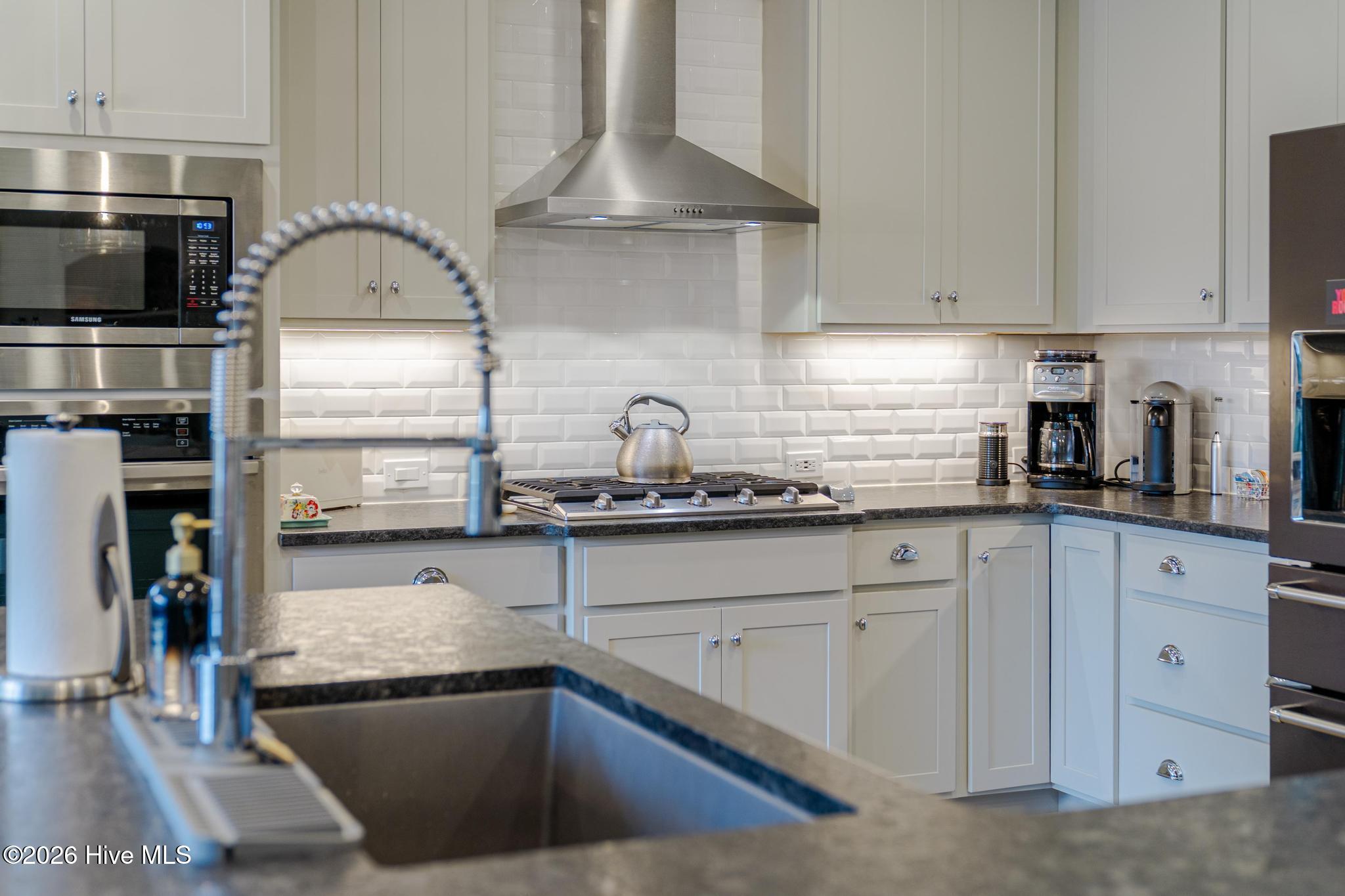 100561438 | Photo 14