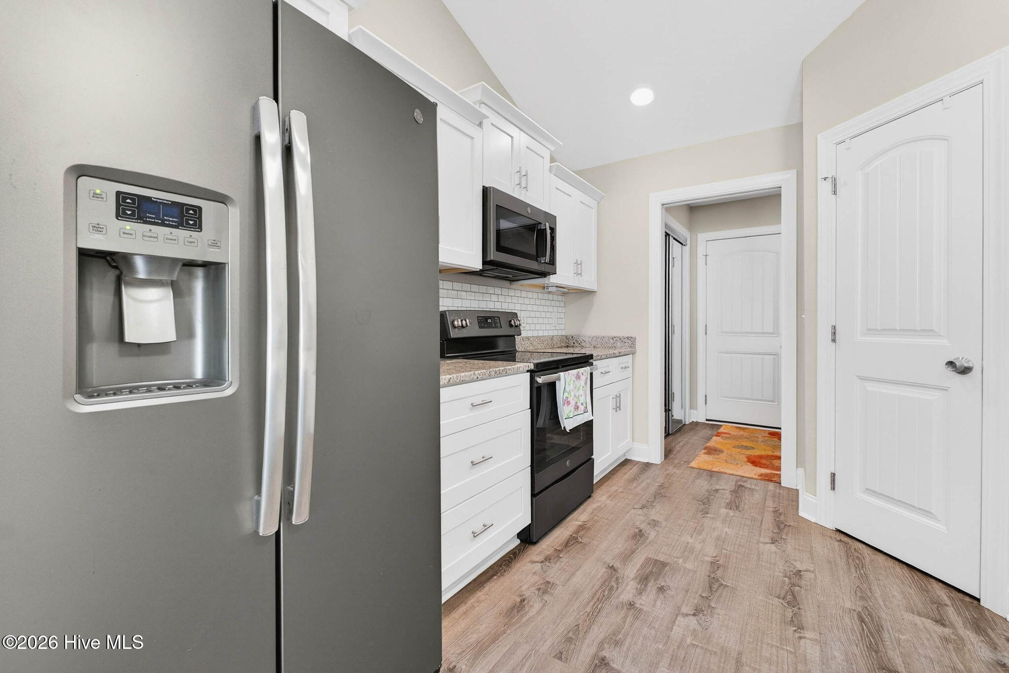 100564948 | Photo 28