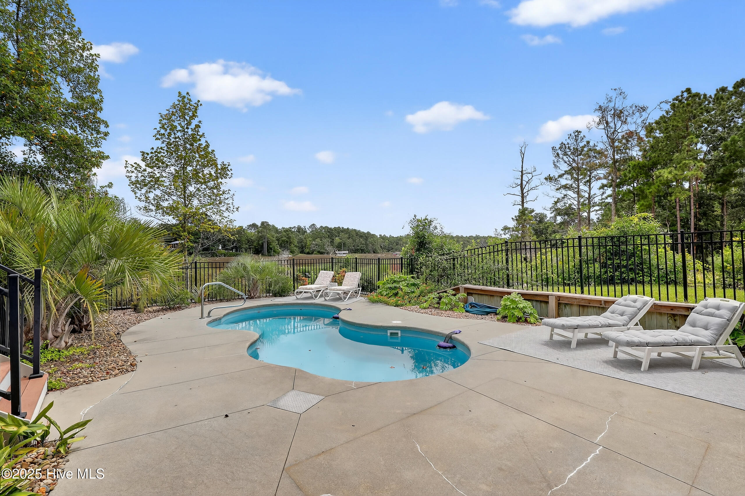 100527488 | Photo 53