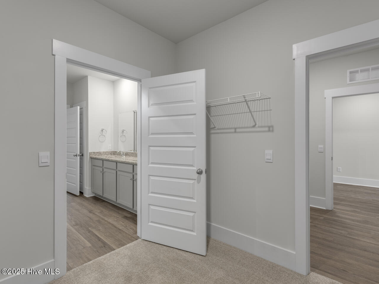 100566279 | Photo 26