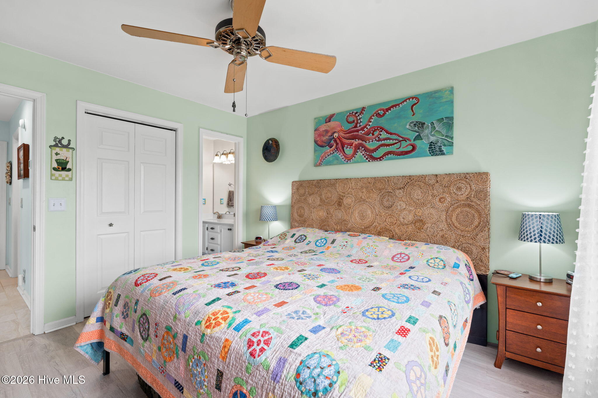 100565933 | Photo 24