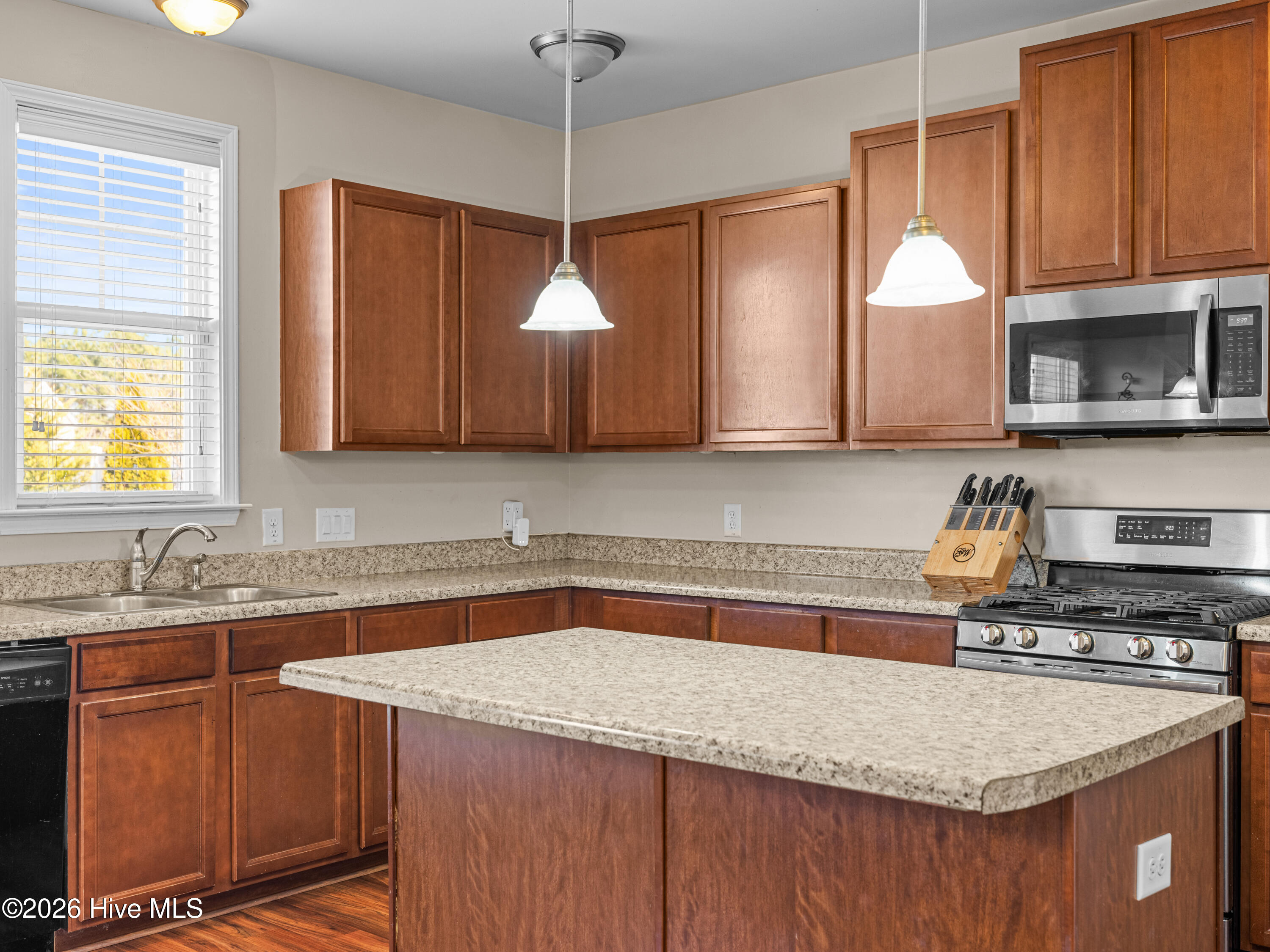 100553389 | Photo 23