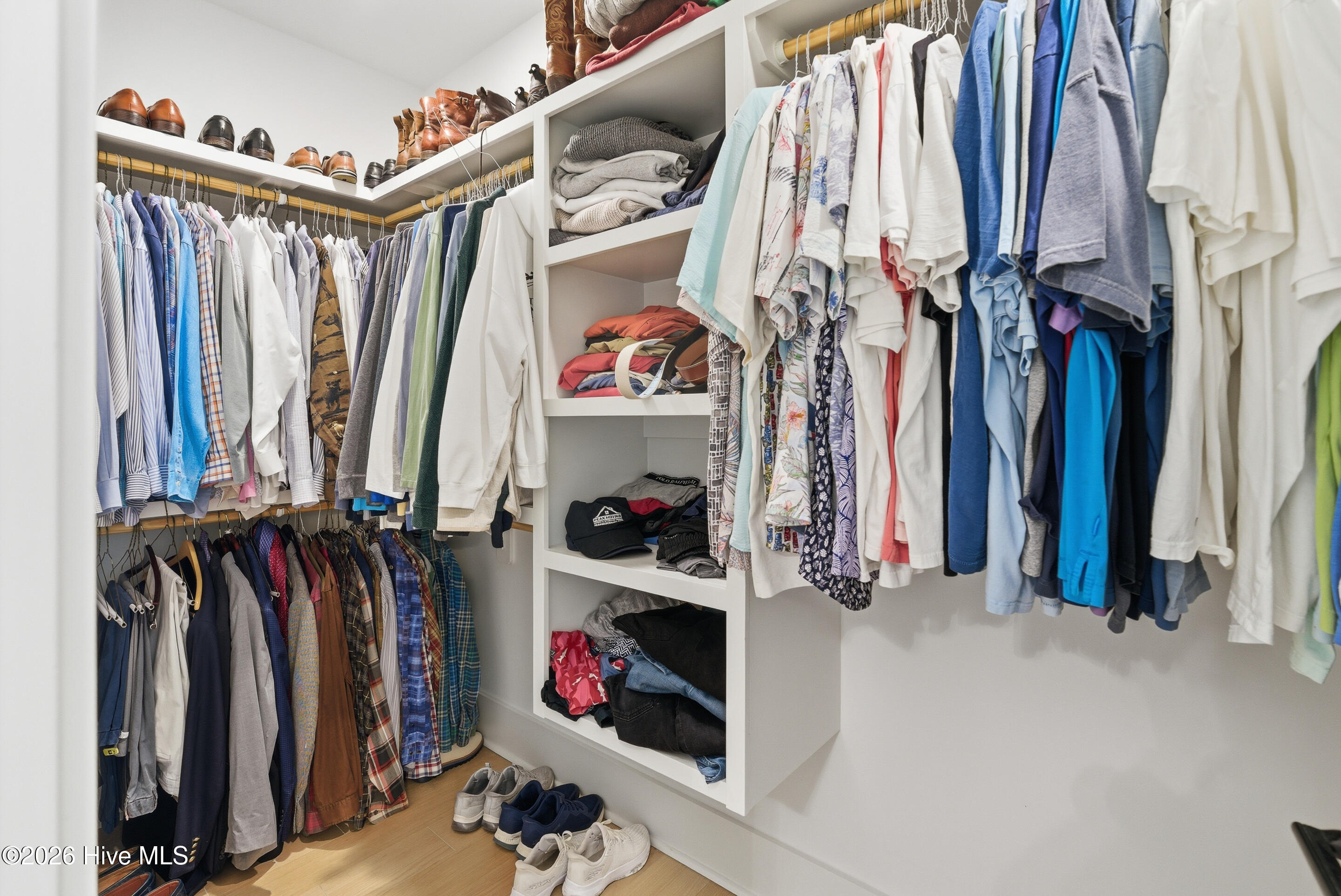 100562941 | Photo 42