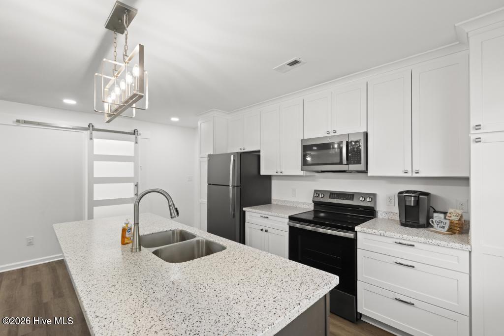 100568069 | Photo 13