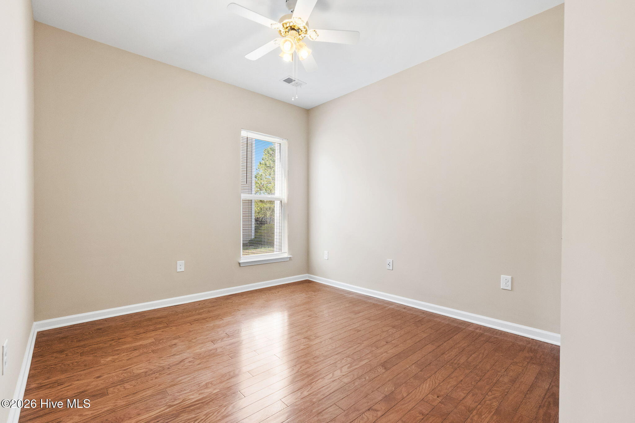 100561861 | Photo 35