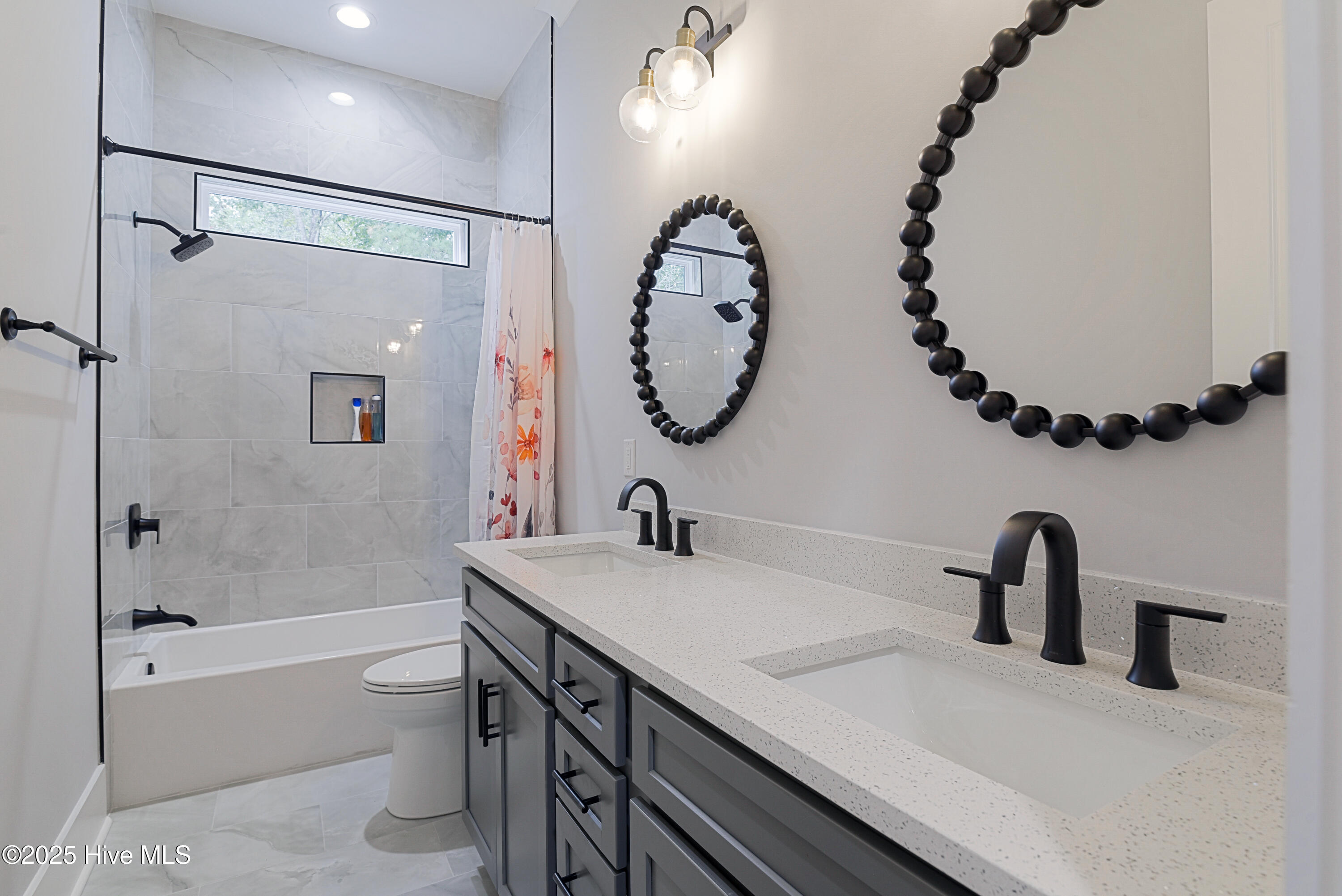 100532165 | Photo 26