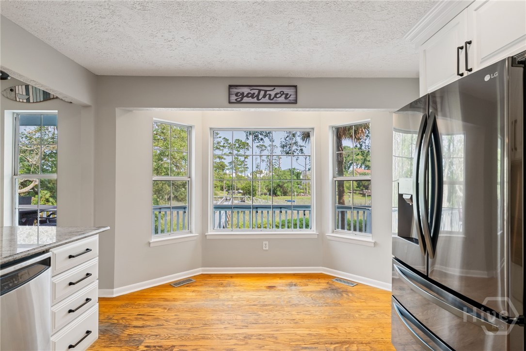 Spacious Kitchen w/Granite Countertops, Undermount