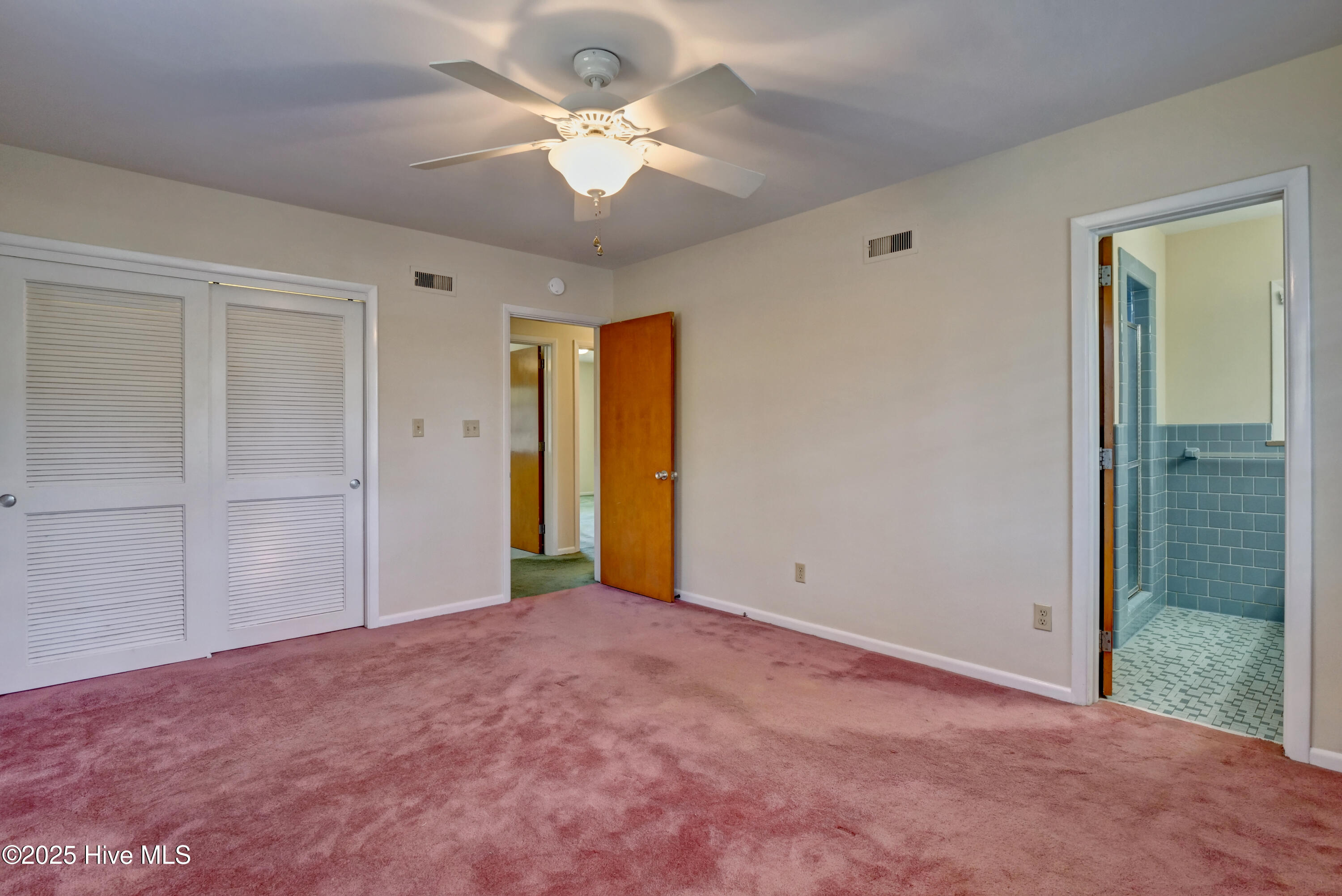 100536317 | Photo 22