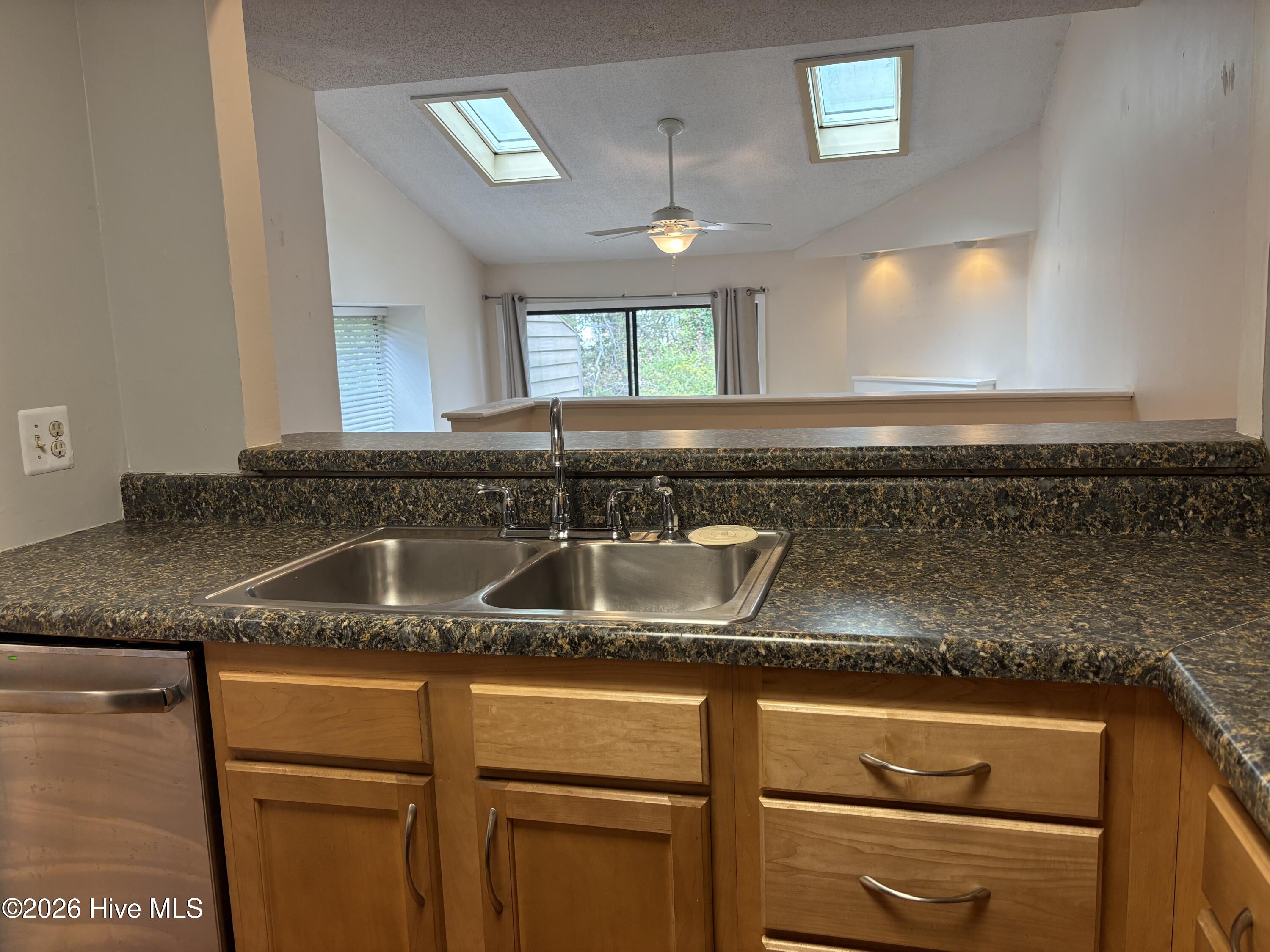 100563769 | Photo 10