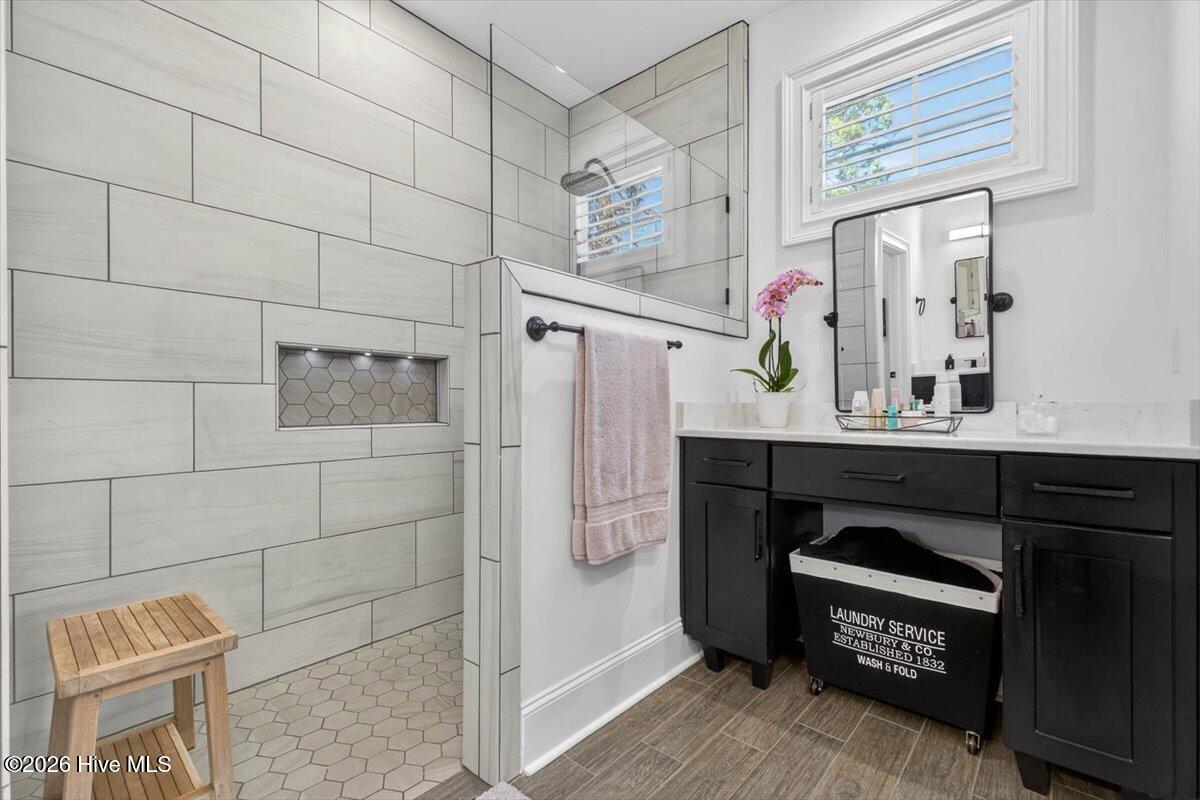 100548349 | Photo 44