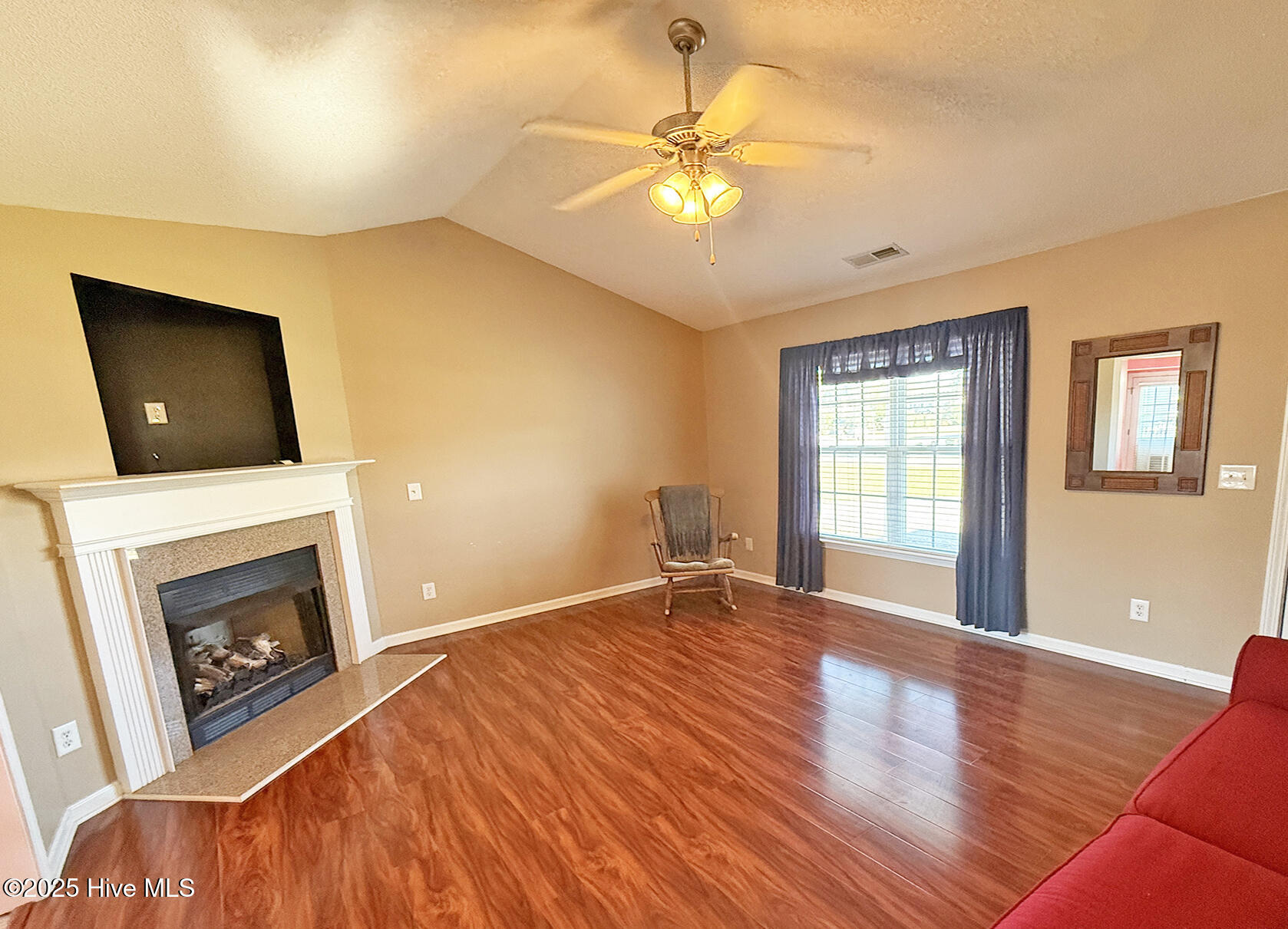 100537357 | Photo 14