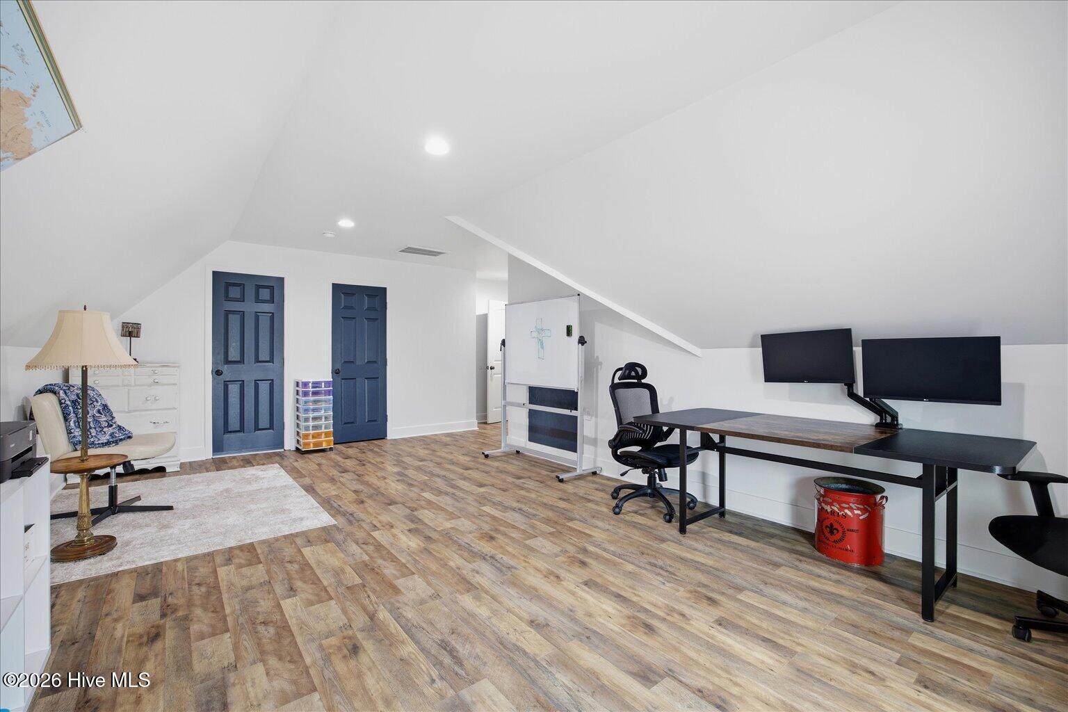 100565930 | Photo 32