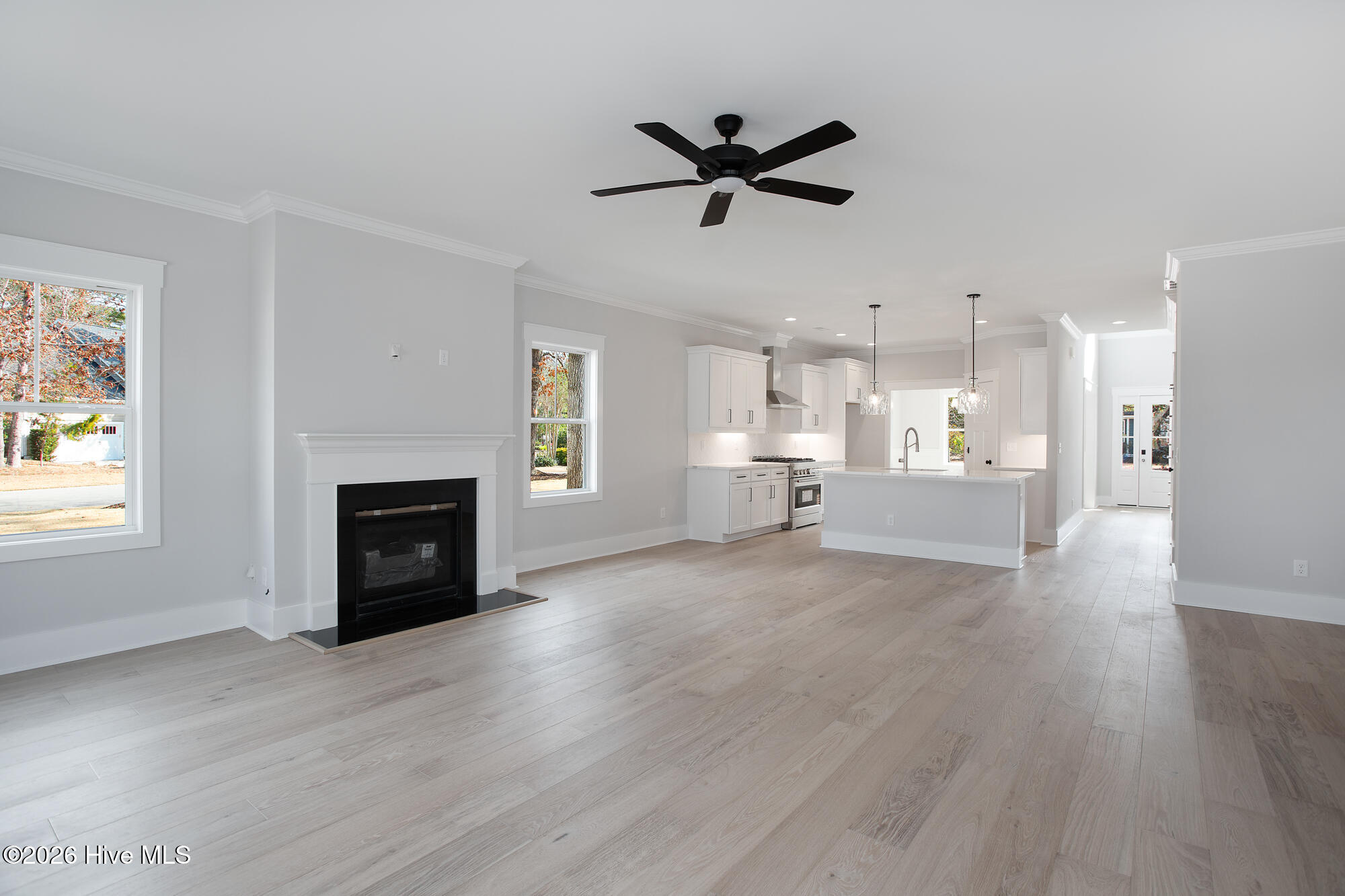 100564009 | Photo 13