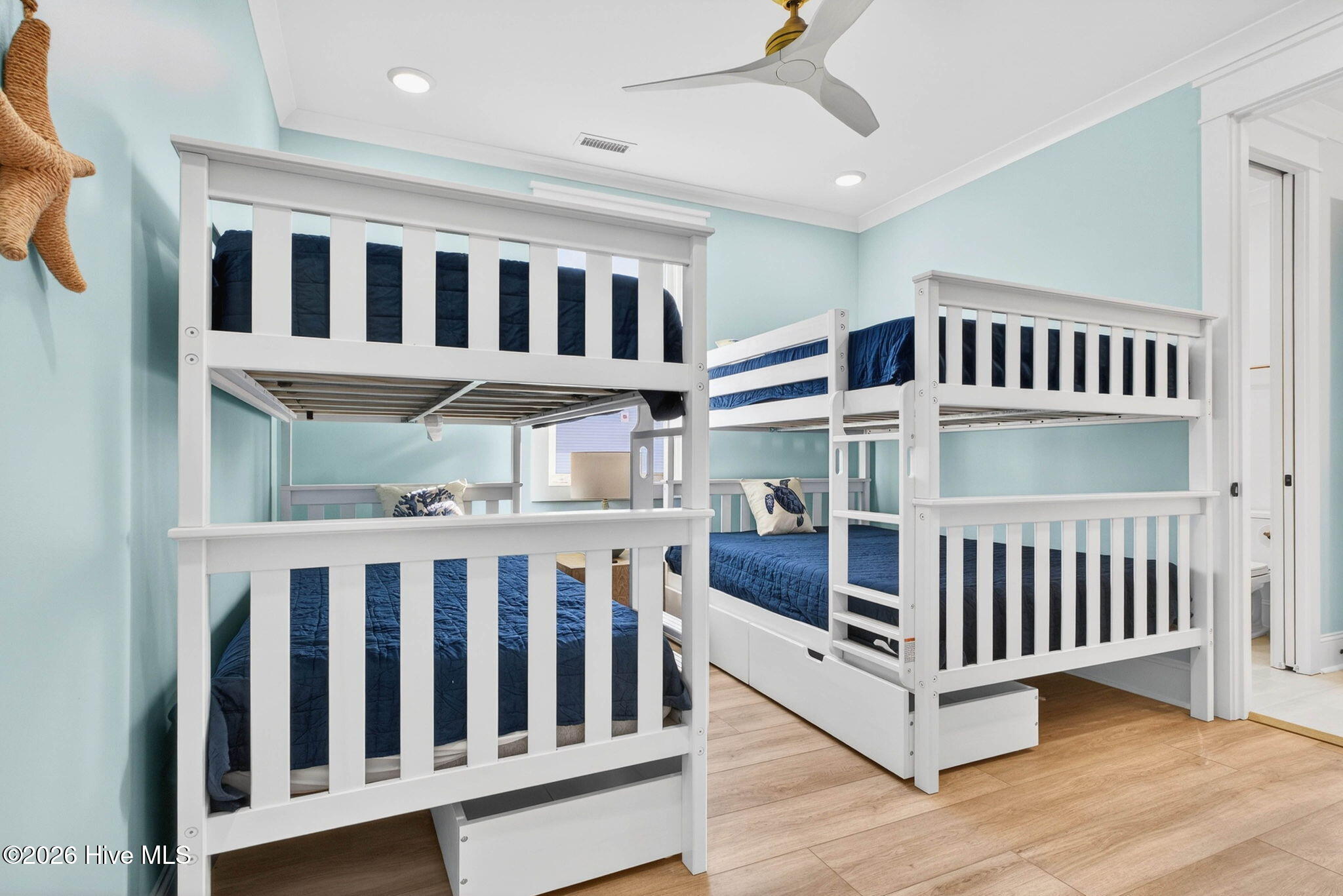 100570262 | Photo 44