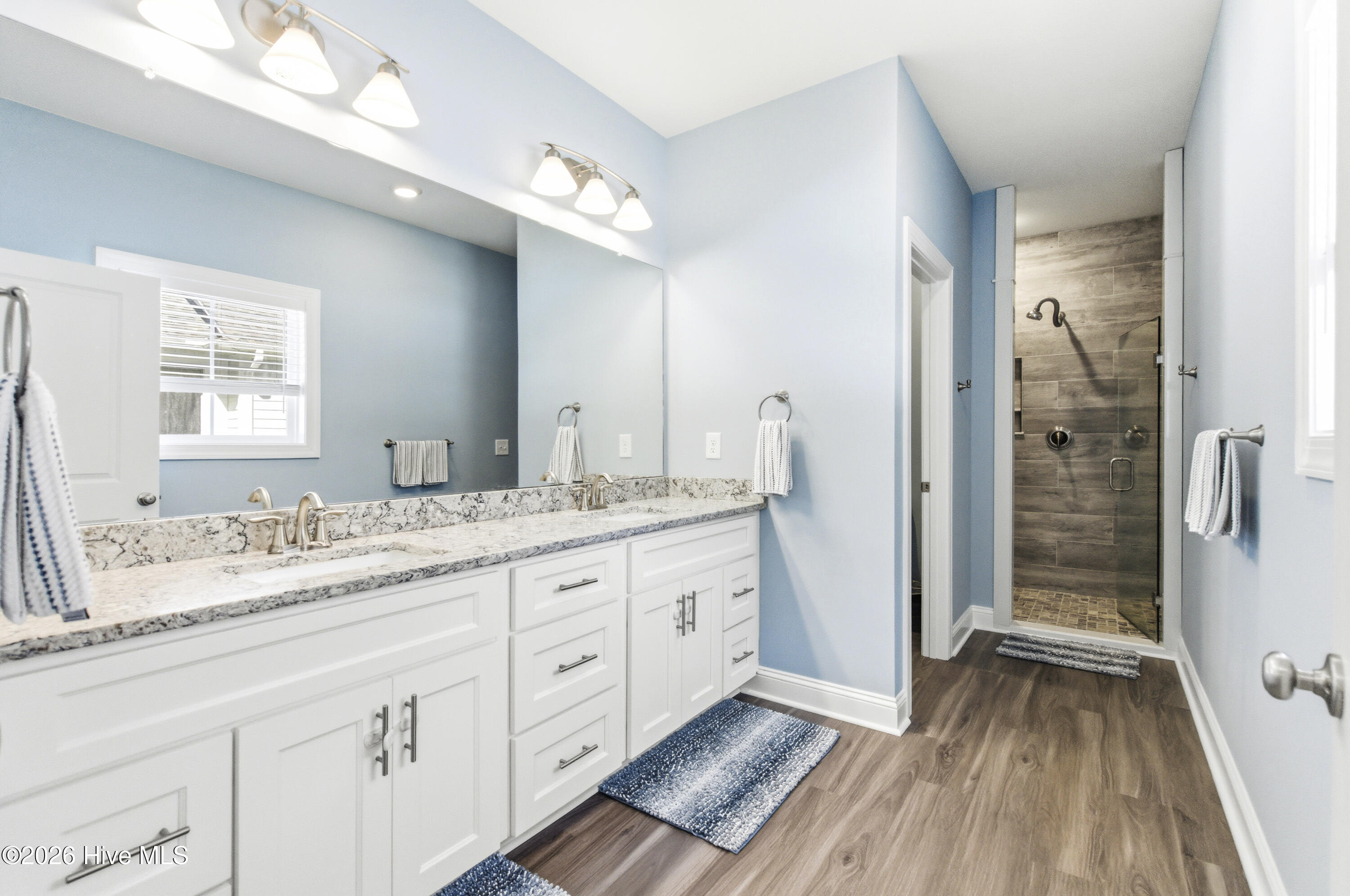 100568018 | Photo 33