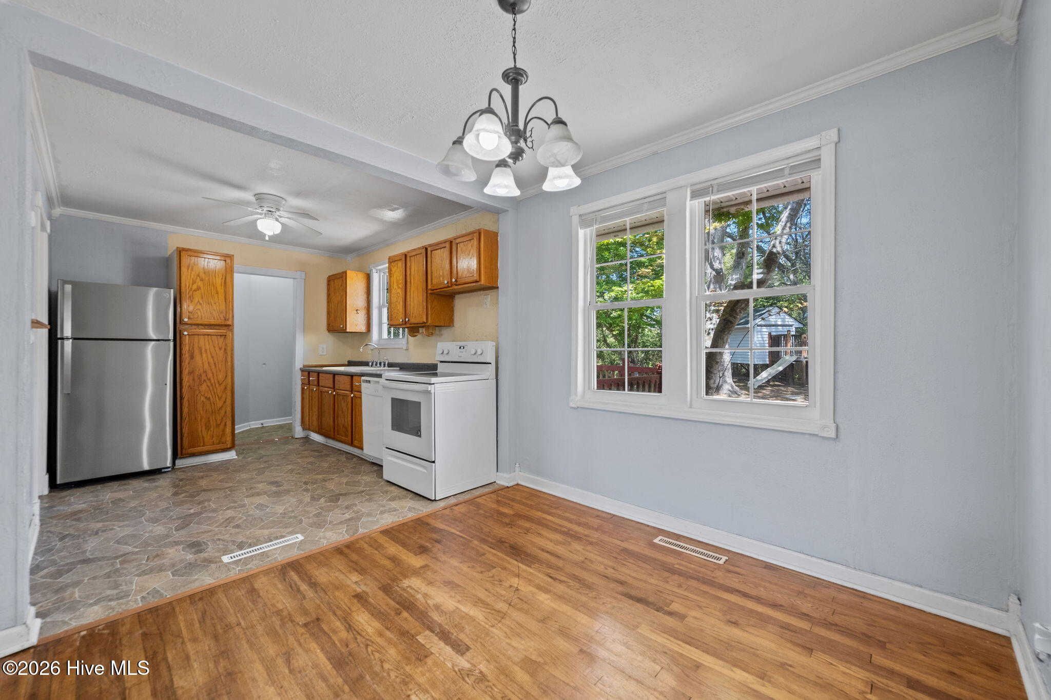 100562753 | Photo 10