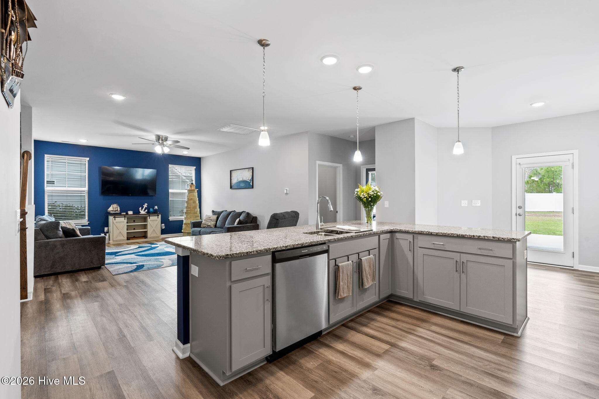 100559689 | Photo 12