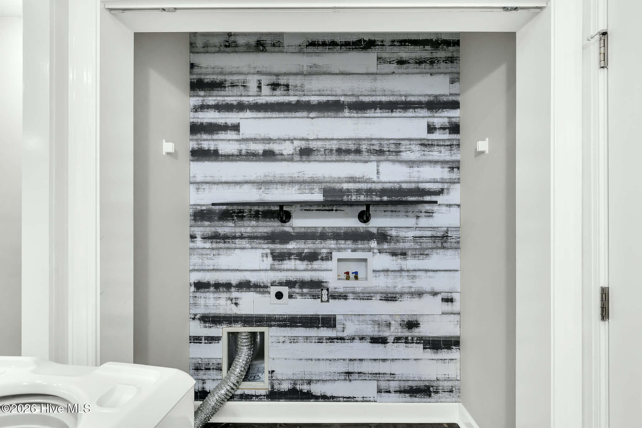 100561809 | Photo 12