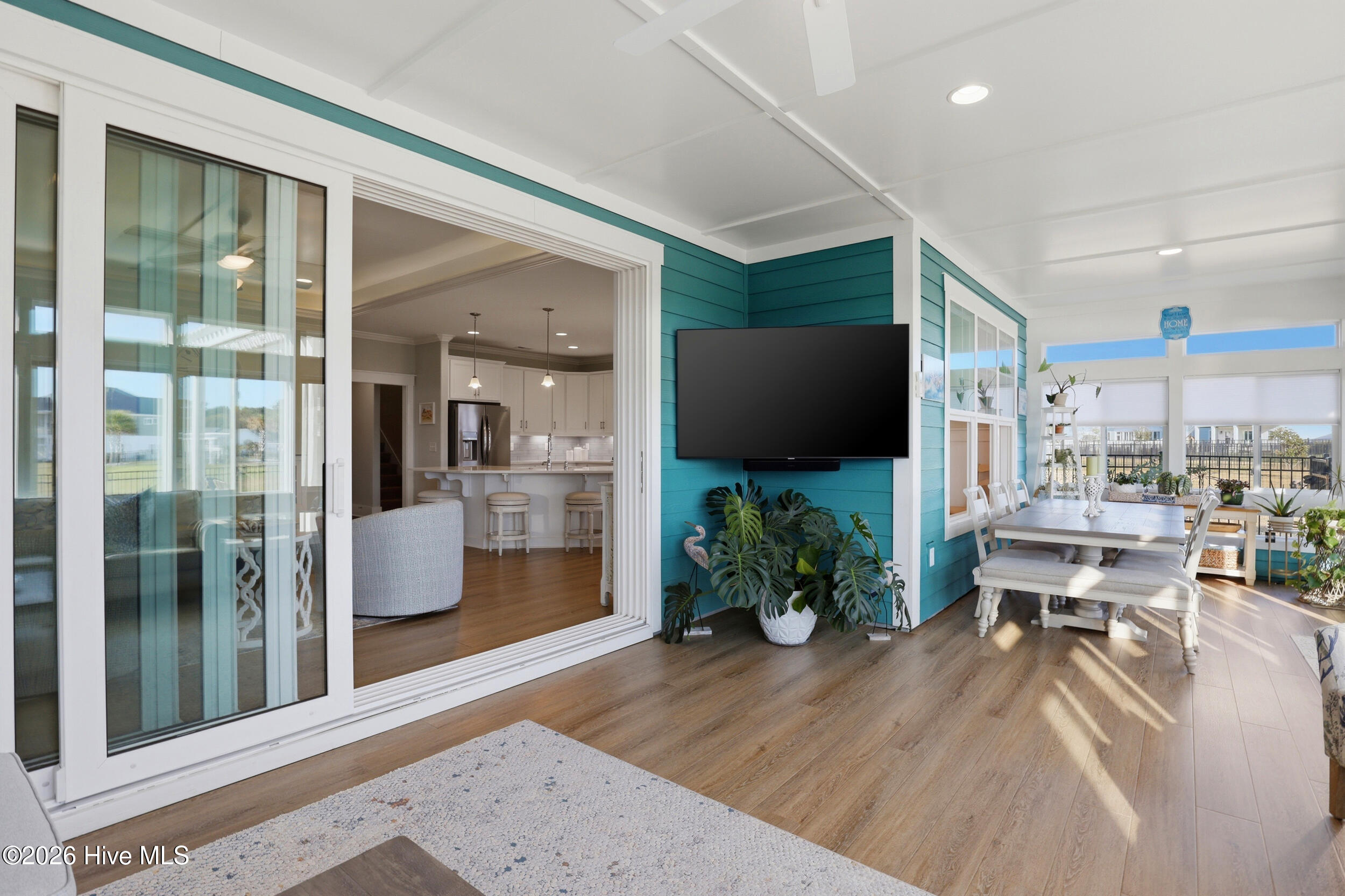 100562298 | Photo 45