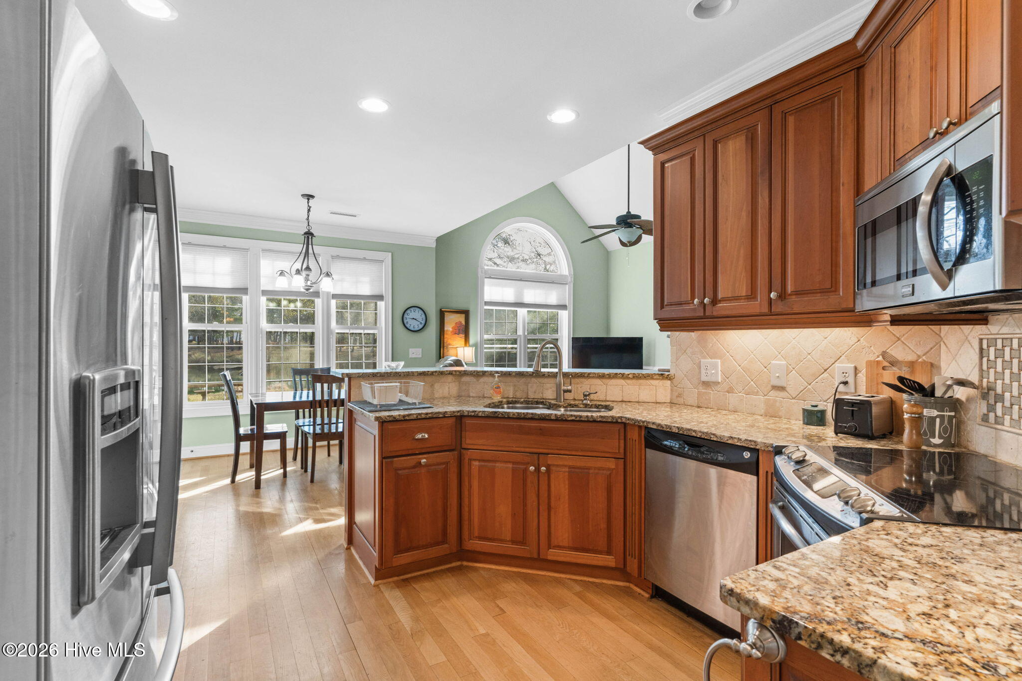 100560894 | Photo 11