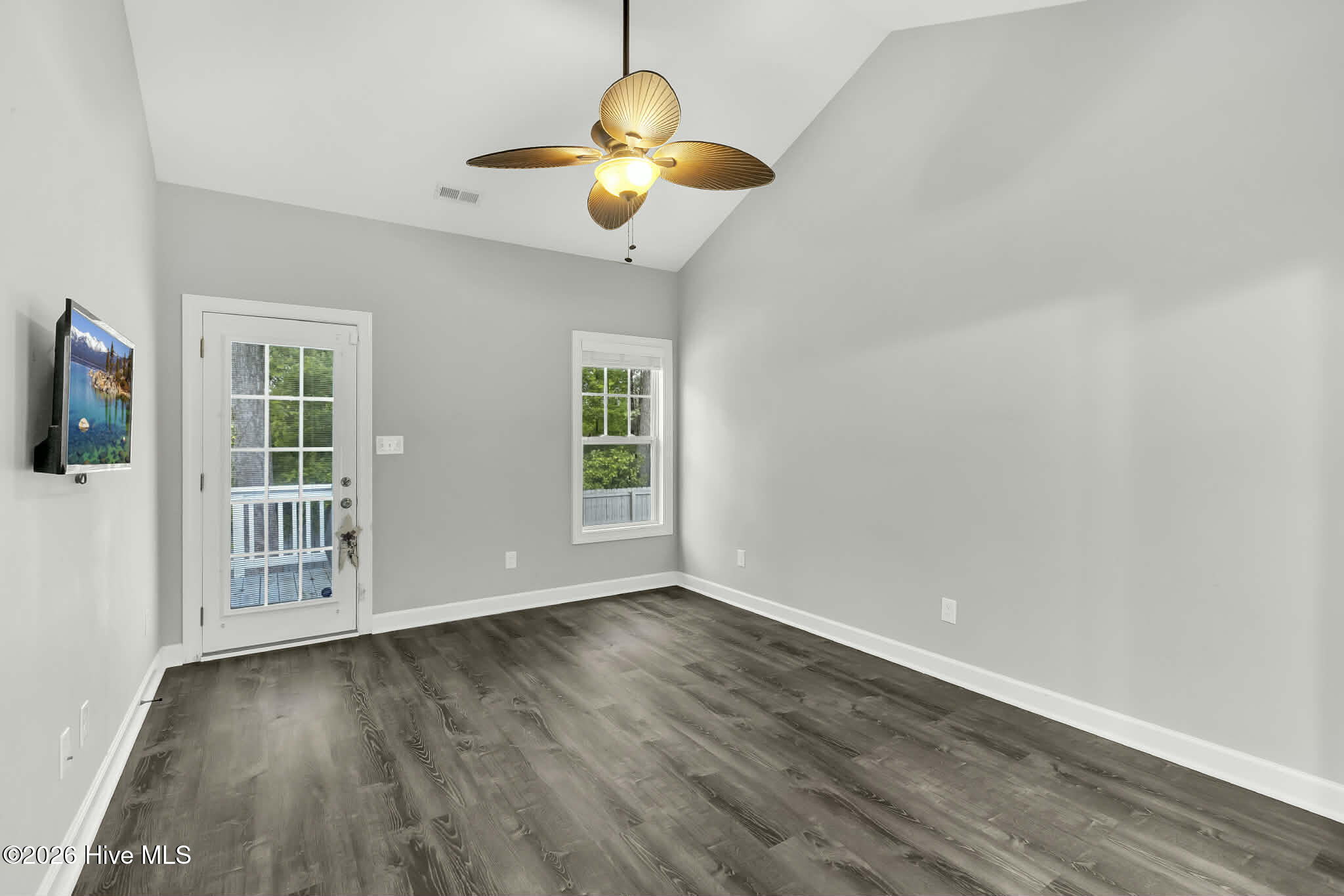 100561809 | Photo 10