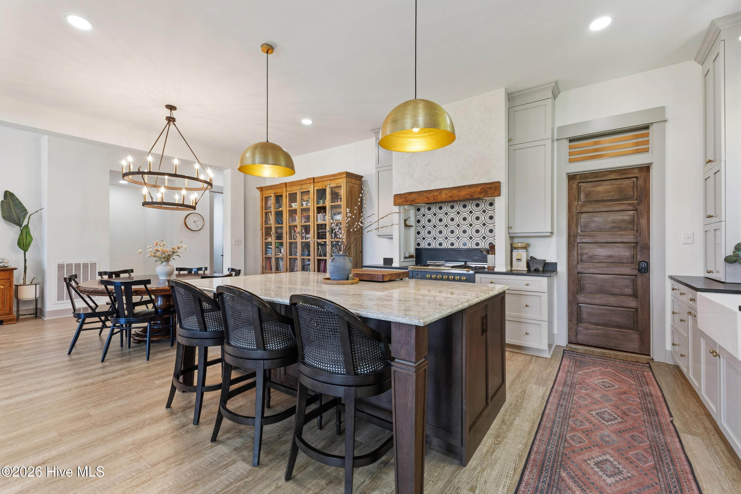 100570688 | Photo 16