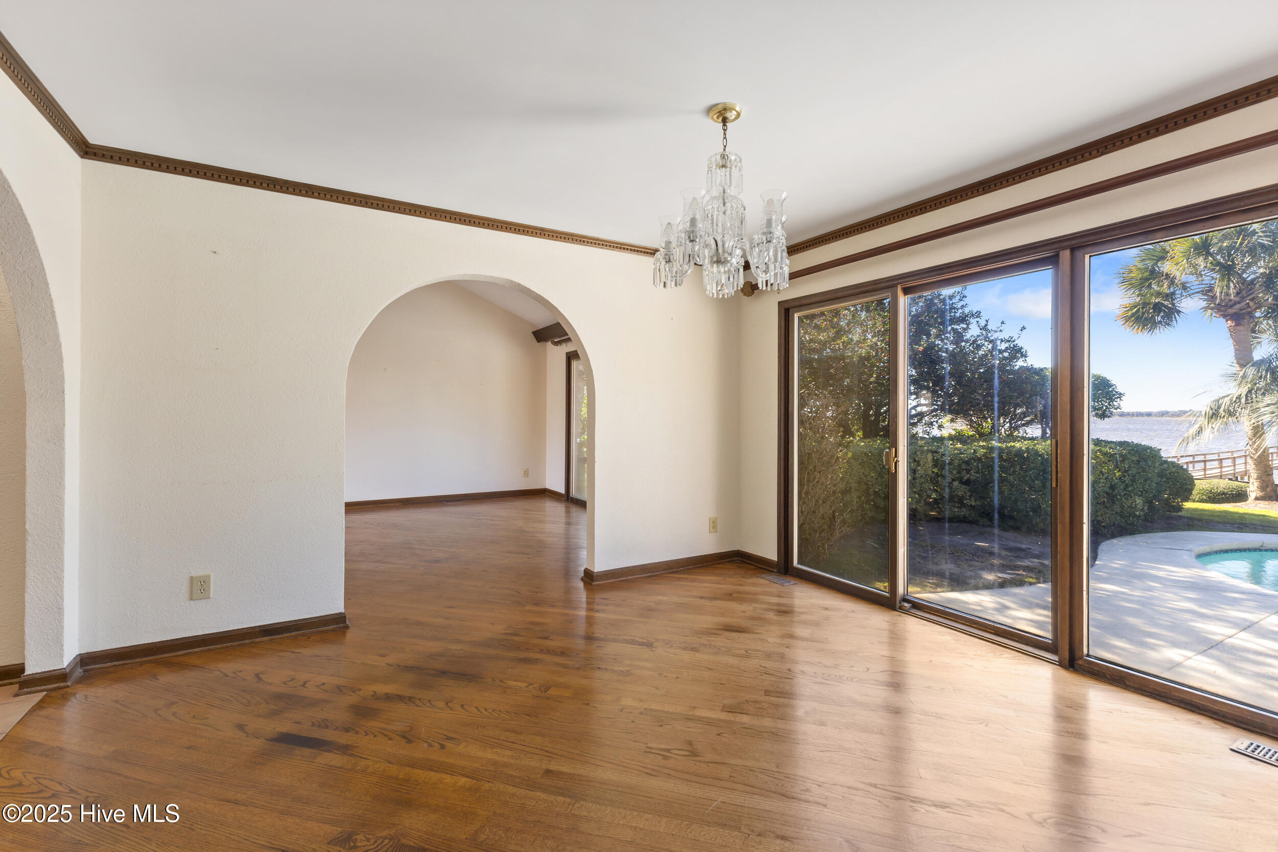 100541018 | Photo 22