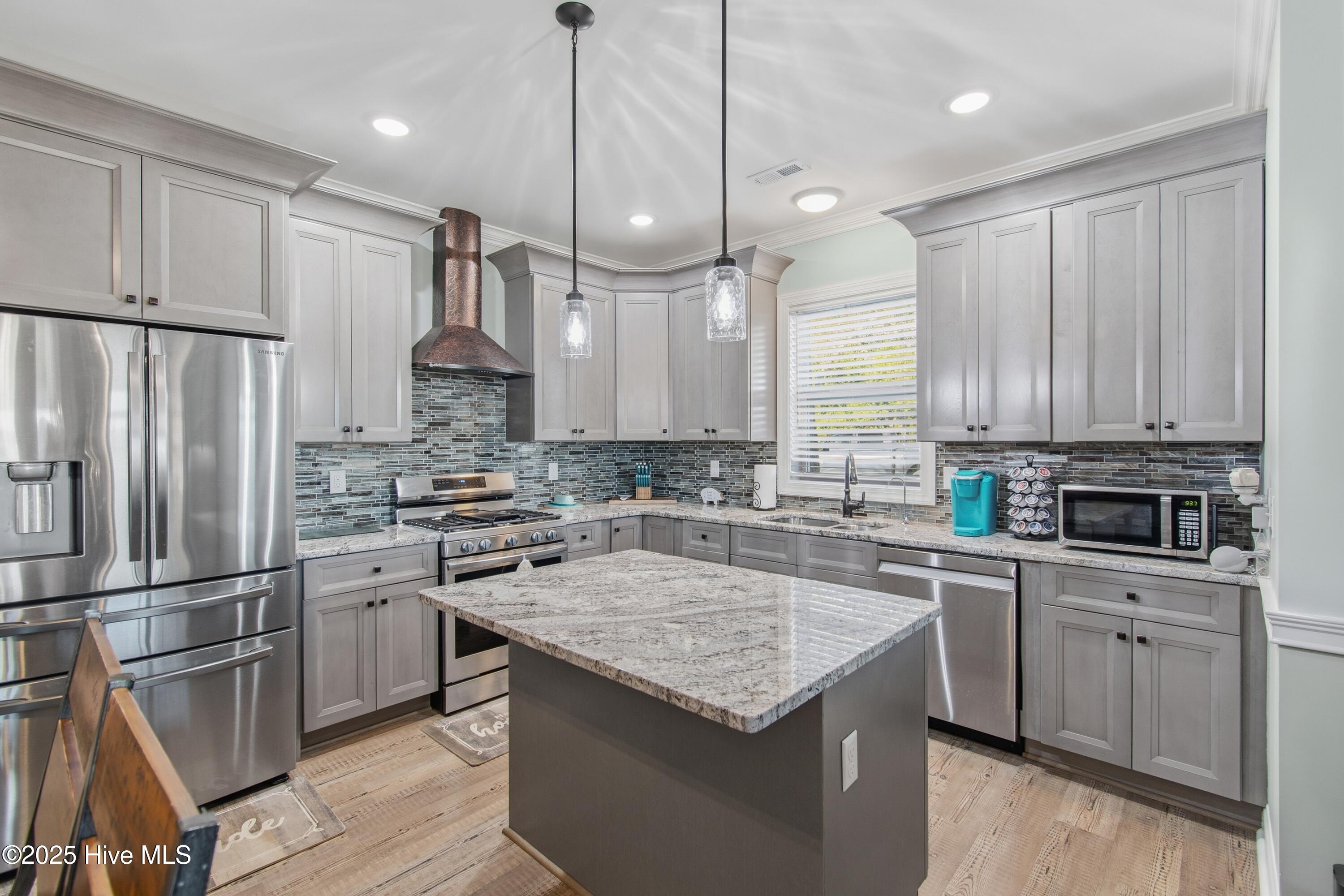 100545993 | Photo 10