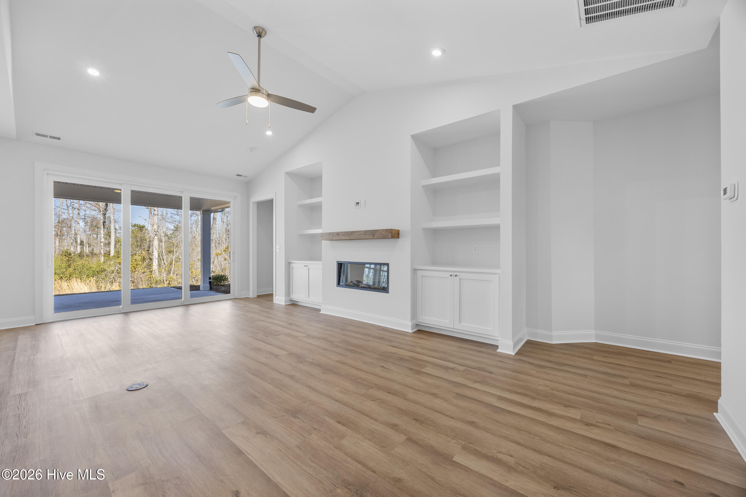 100527053 | Photo 23