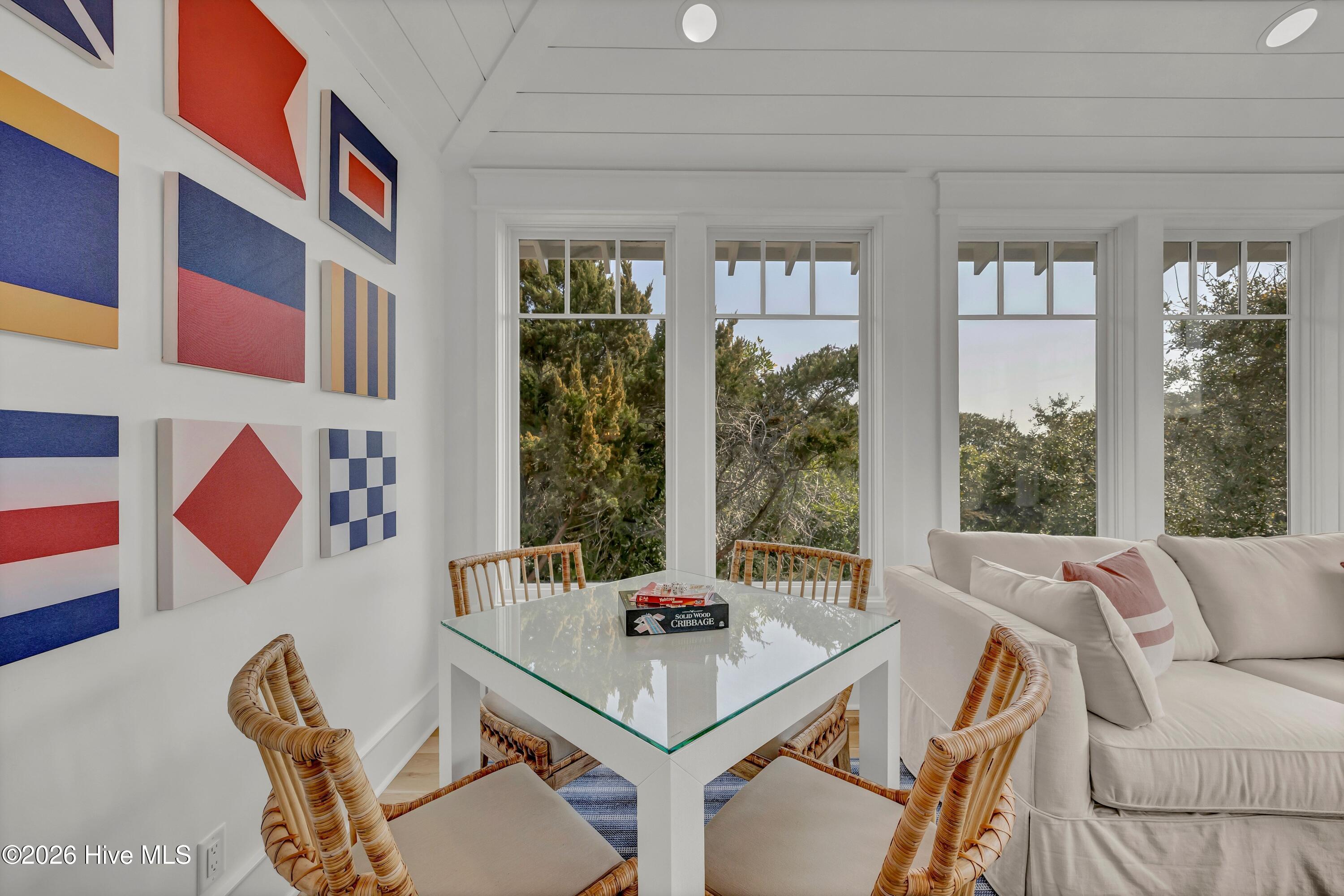 100567930 | Photo 33