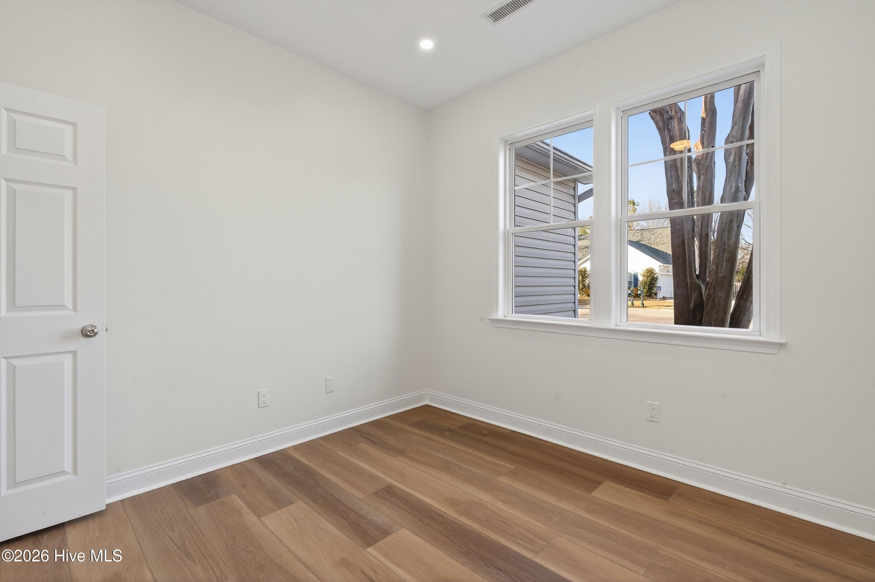 100553839 | Photo 26