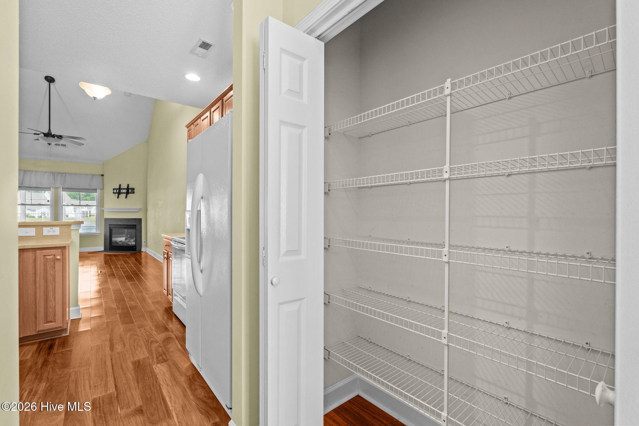 100570340 | Photo 28